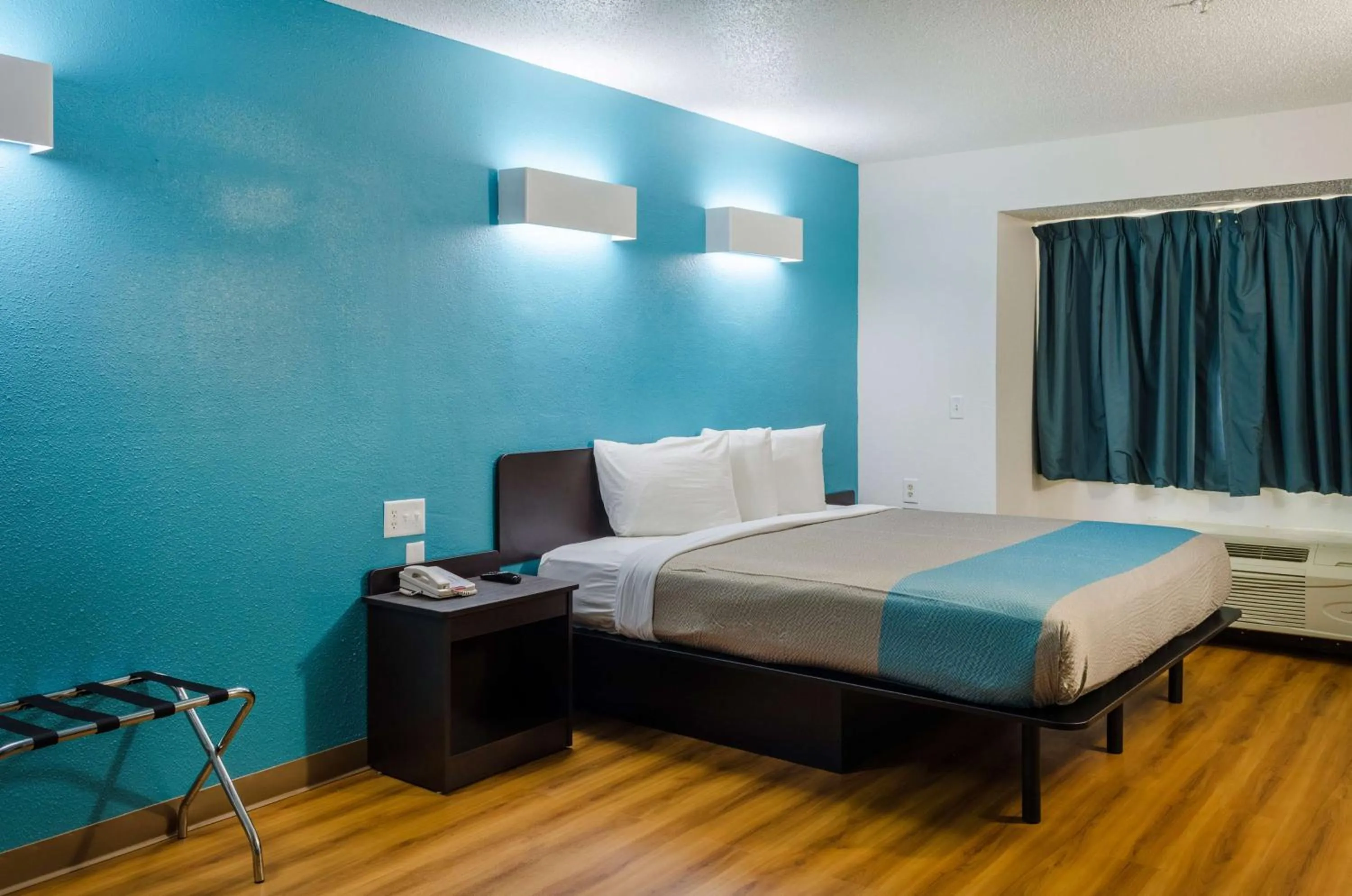 Deluxe King Room - single occupancy - Smoking in Motel 6-Mobile, AL