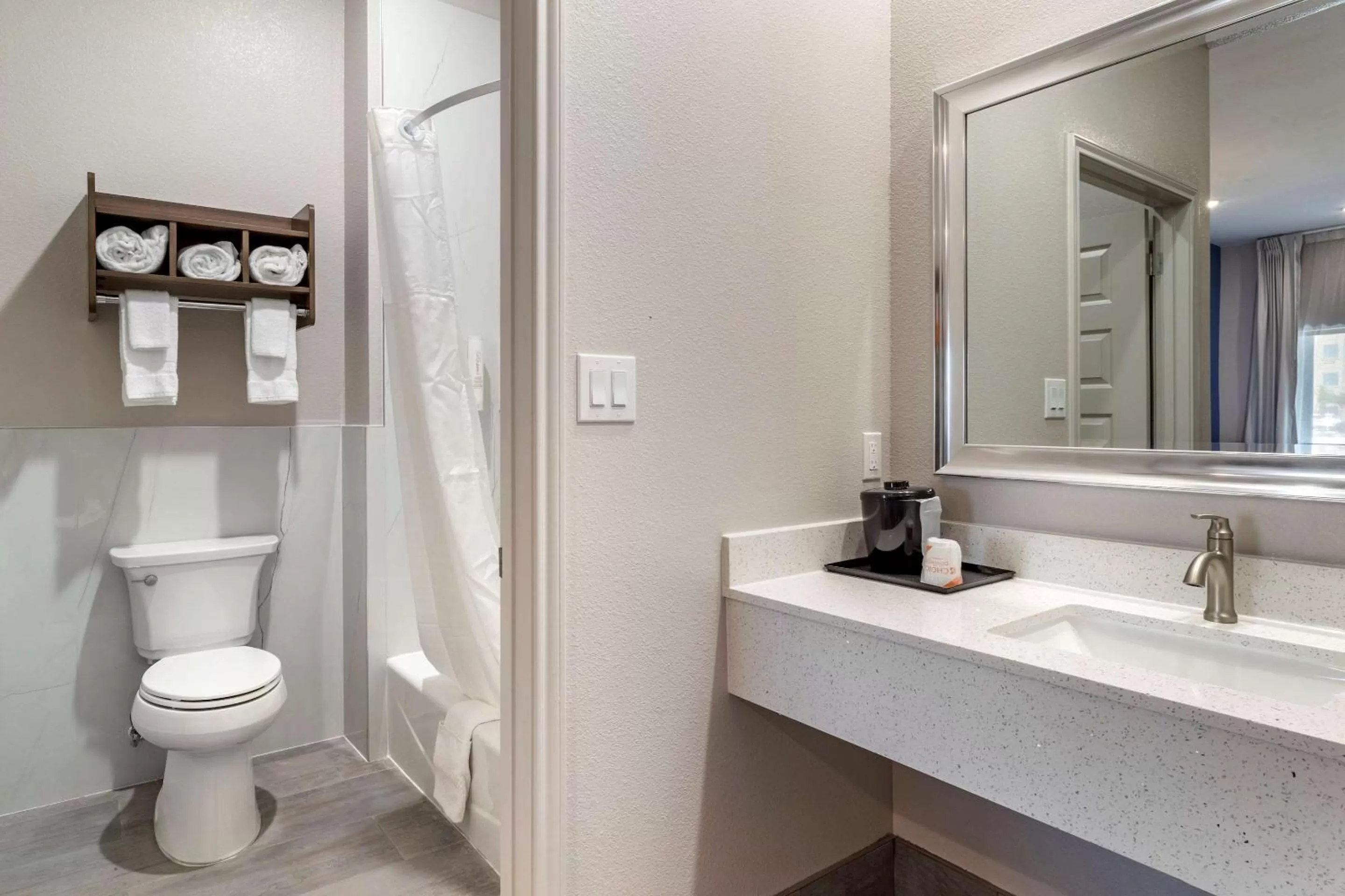 King Room - Non Smoking in Clarion Pointe Port Arthur-Beaumont South