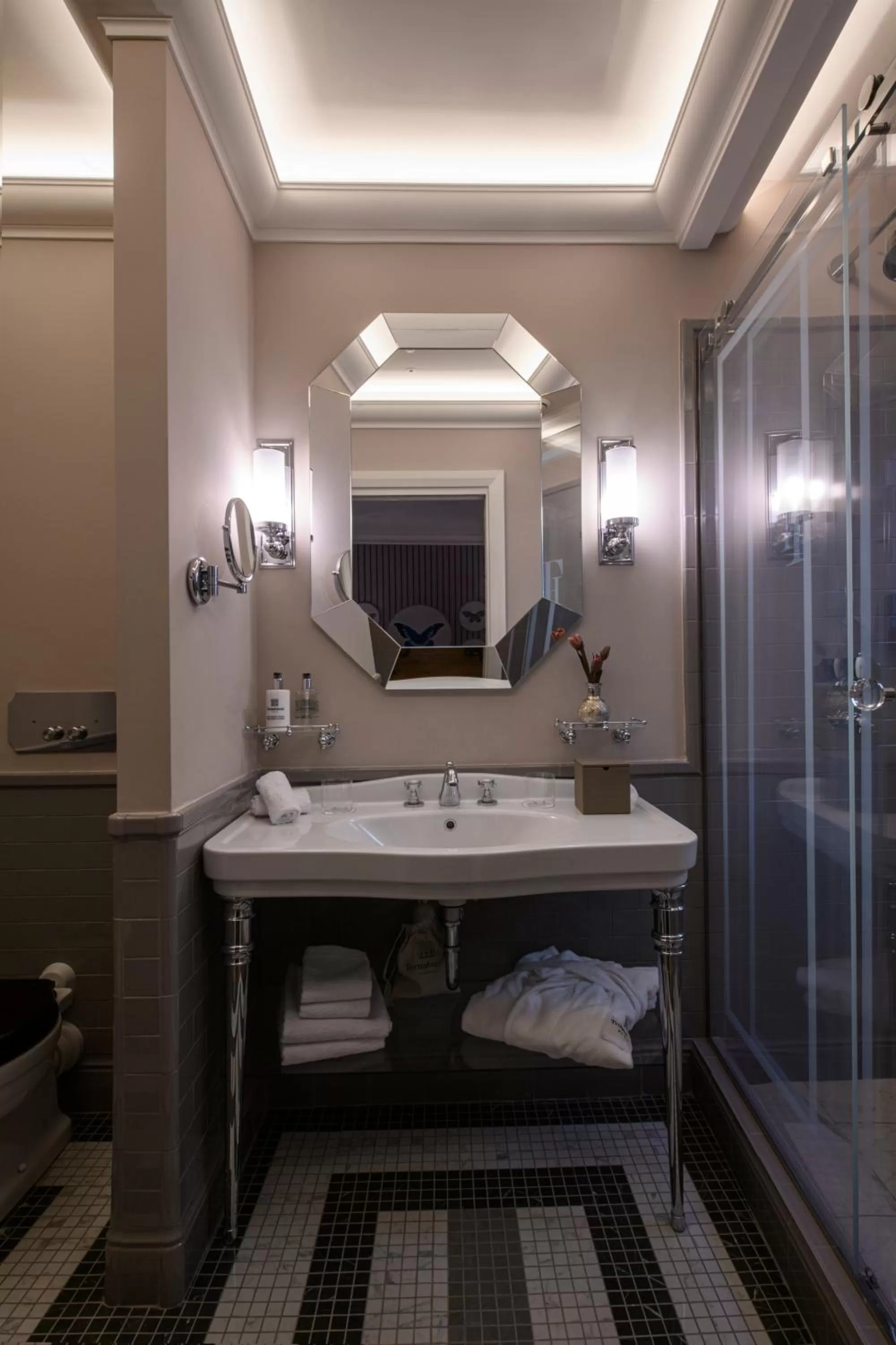 Suite with Two Queen Beds in IL Tornabuoni The Unbound Collection by Hyatt