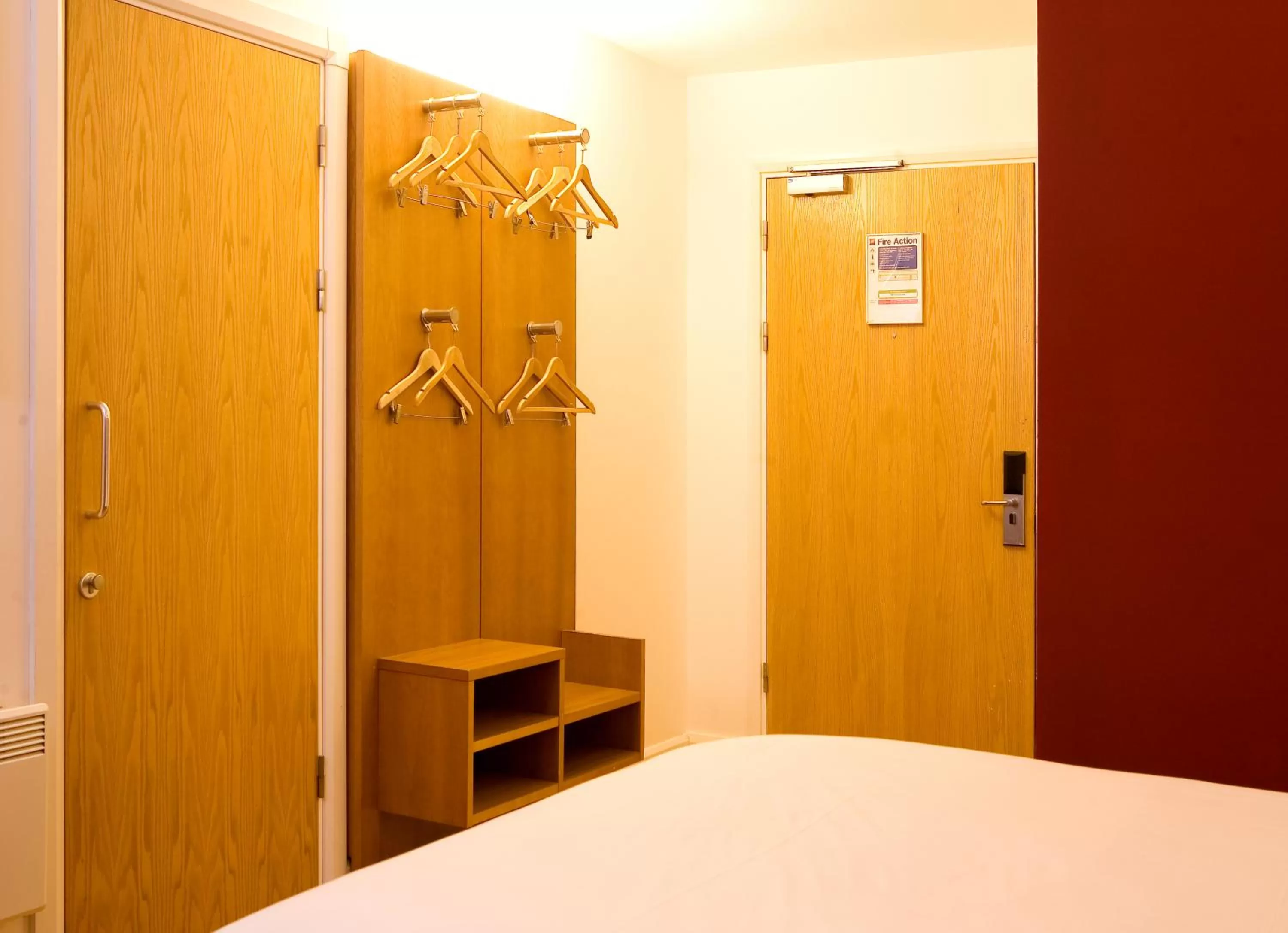 Standard Twin Room in ibis Swansea