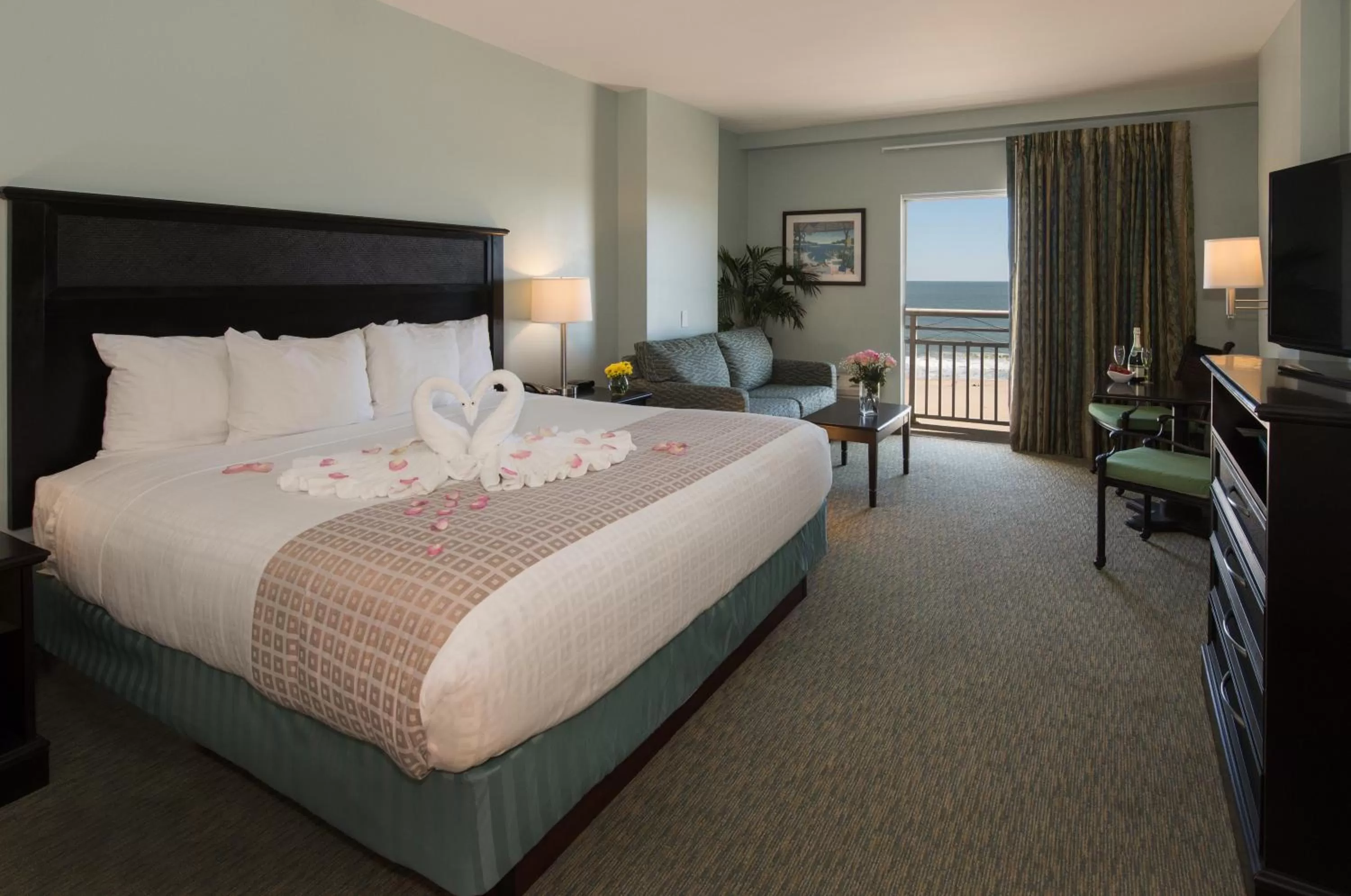 Ocean Front, DECK, 1 Queen Bed, Accessible w/ S-Sofa in Park Place Hotel