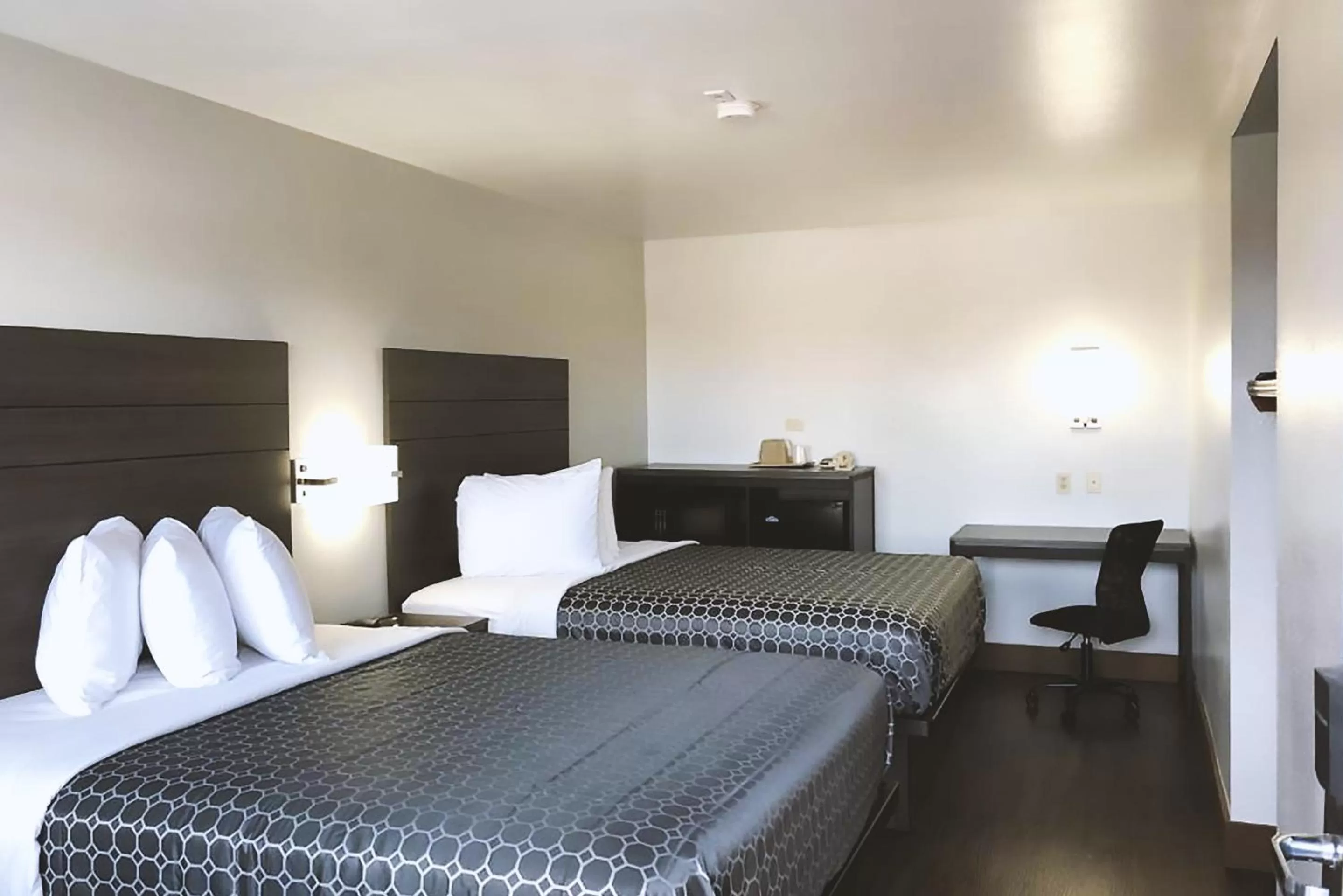 Deluxe Queen Room with Two Queen Beds in Blue Way Inn By Jasper Near Frost Bank Center