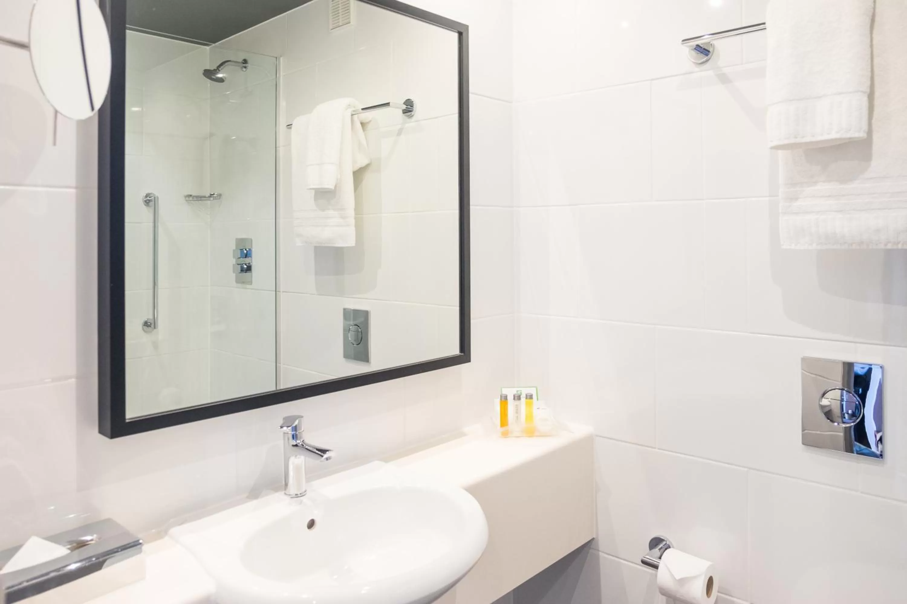 Premium King Room with River View in voco Southampton by IHG