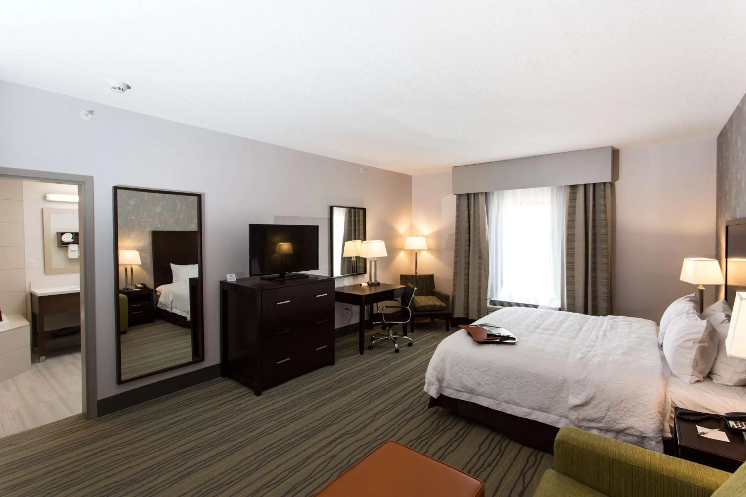 King Suite with Whirlpool in Hampton Inn by Hilton Lloydminster