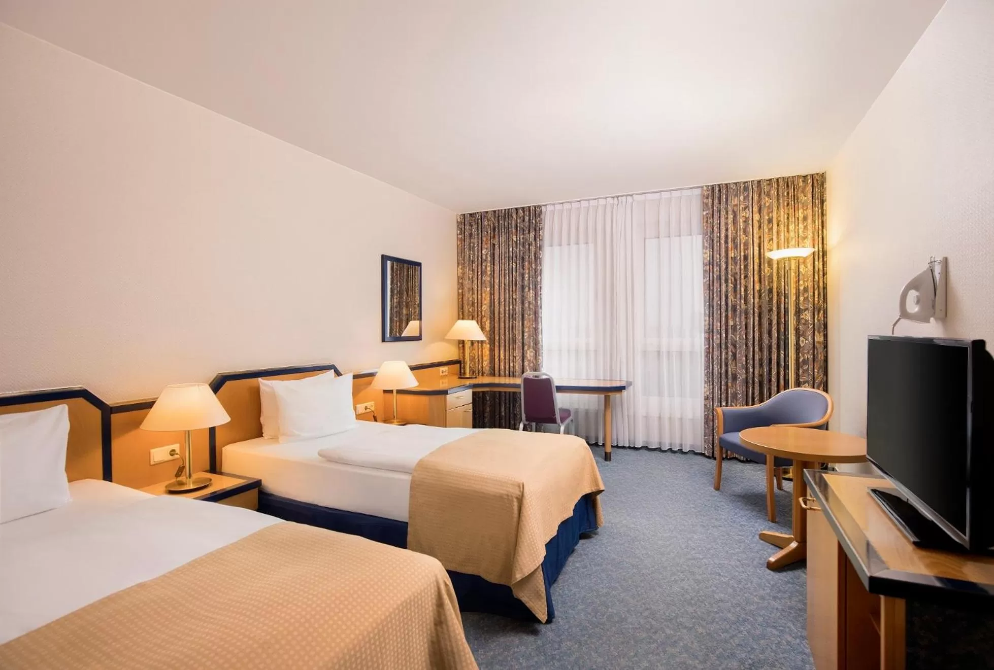 Photo of the whole room, TV/Entertainment Center in Holiday Inn Hamburg, an IHG Hotel