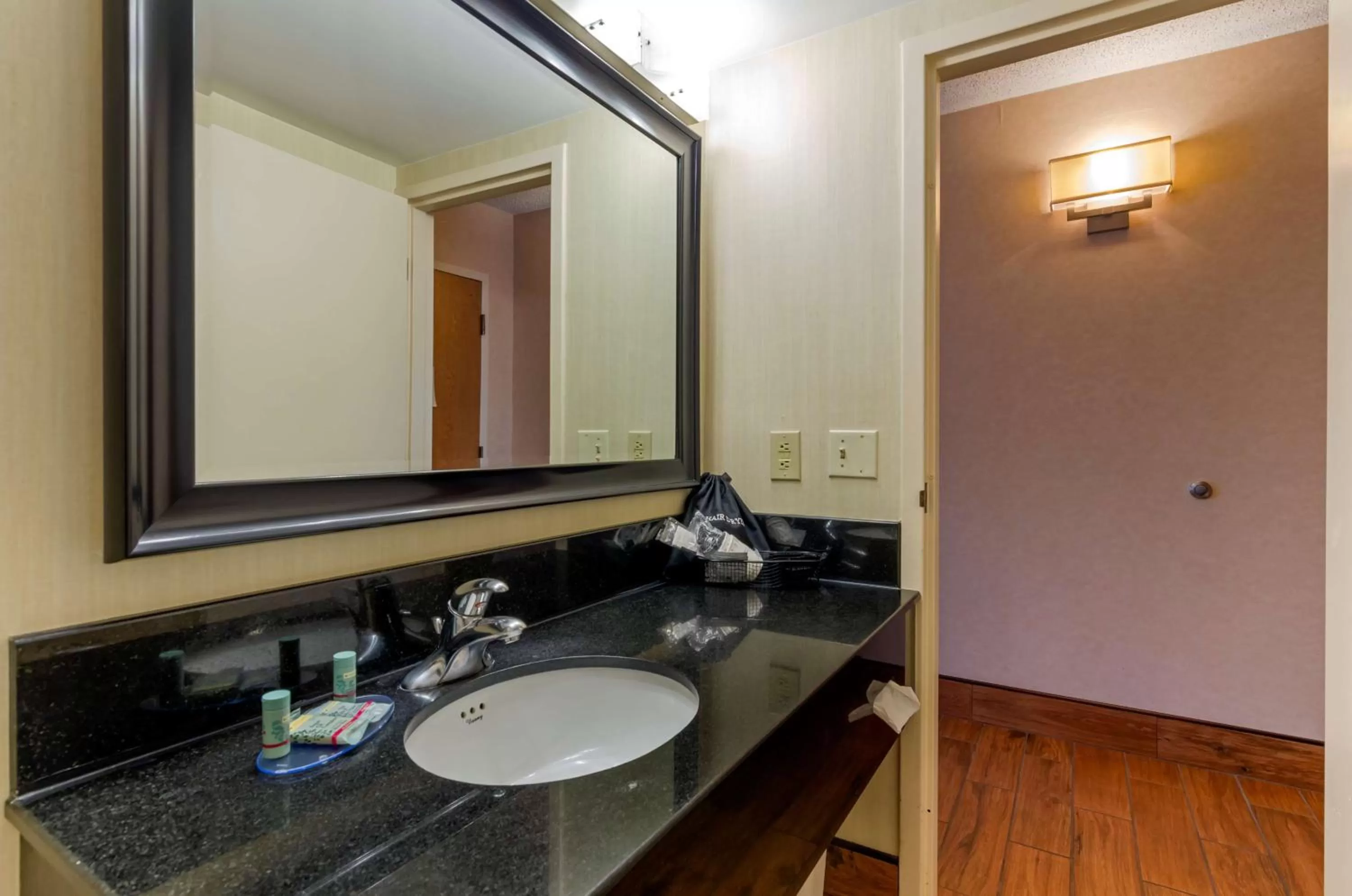 King Room - Non-Smoking in Staunton Inn