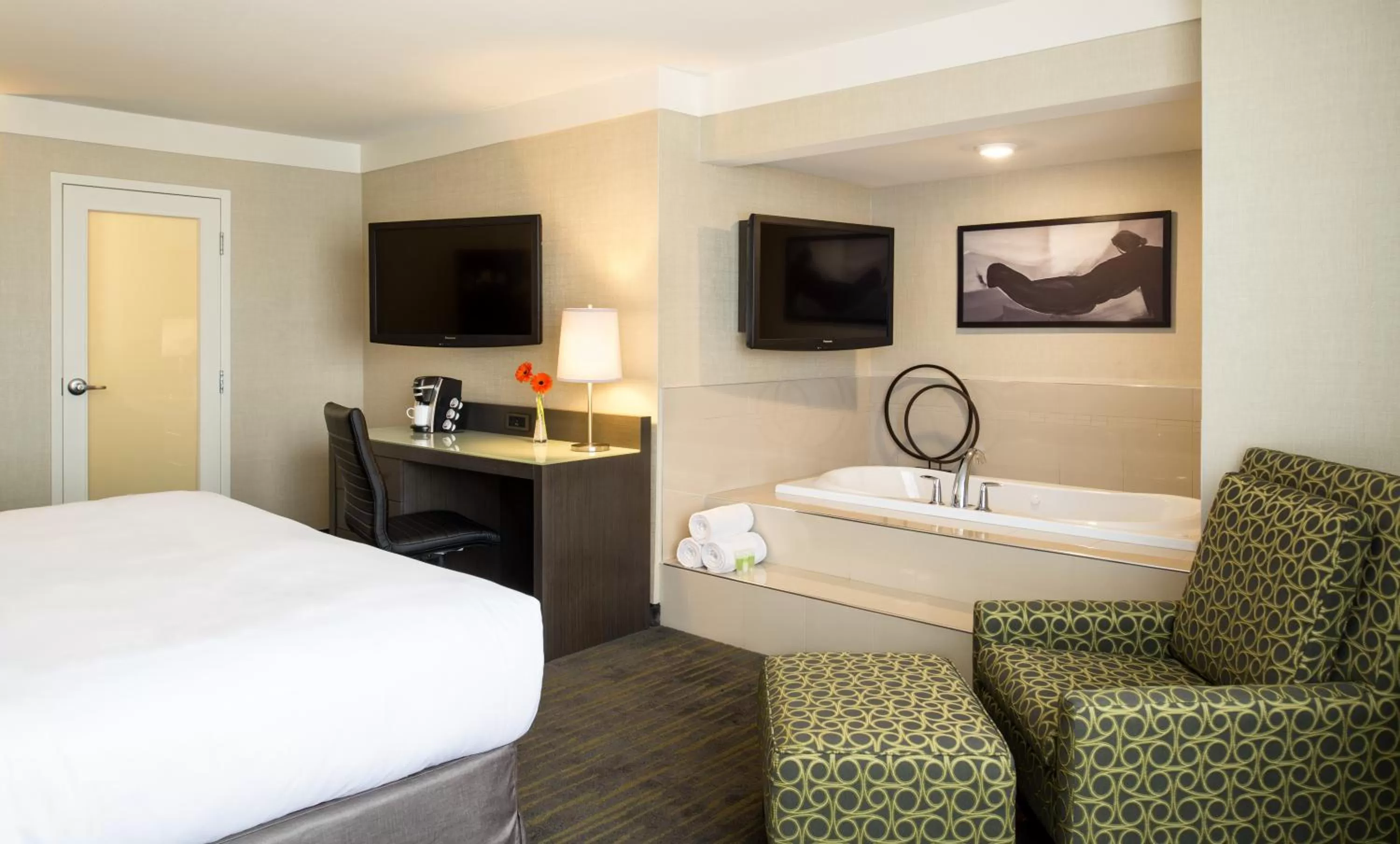 Suite Suite, Jetted Tub in Saskatoon Inn & Conference Centre