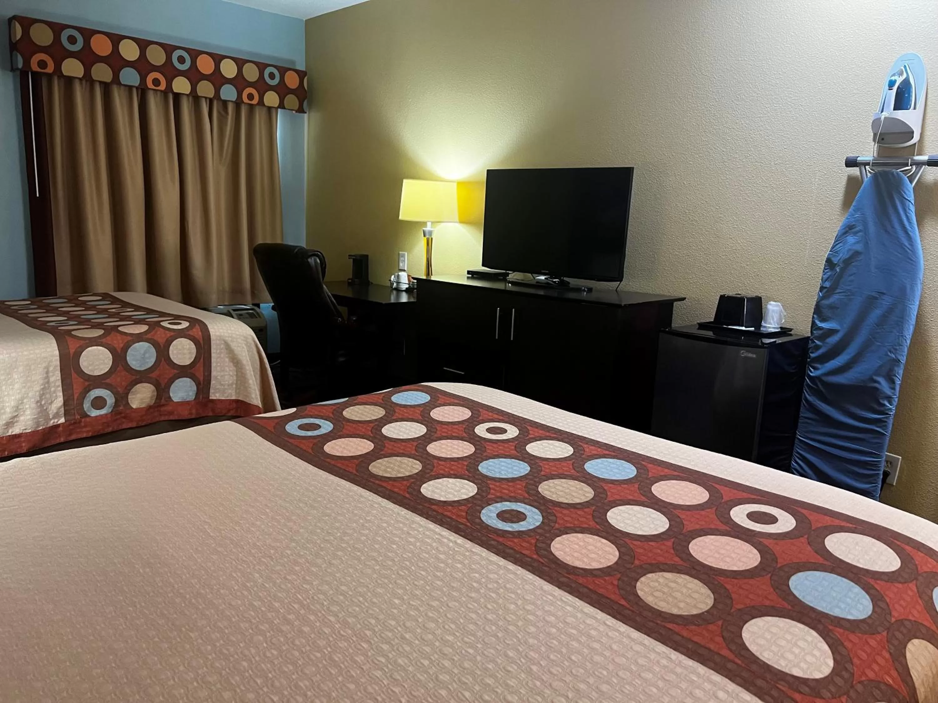 Queen Room with Two Queen Beds - Non-Smoking in Super 8 by Wyndham Pasadena