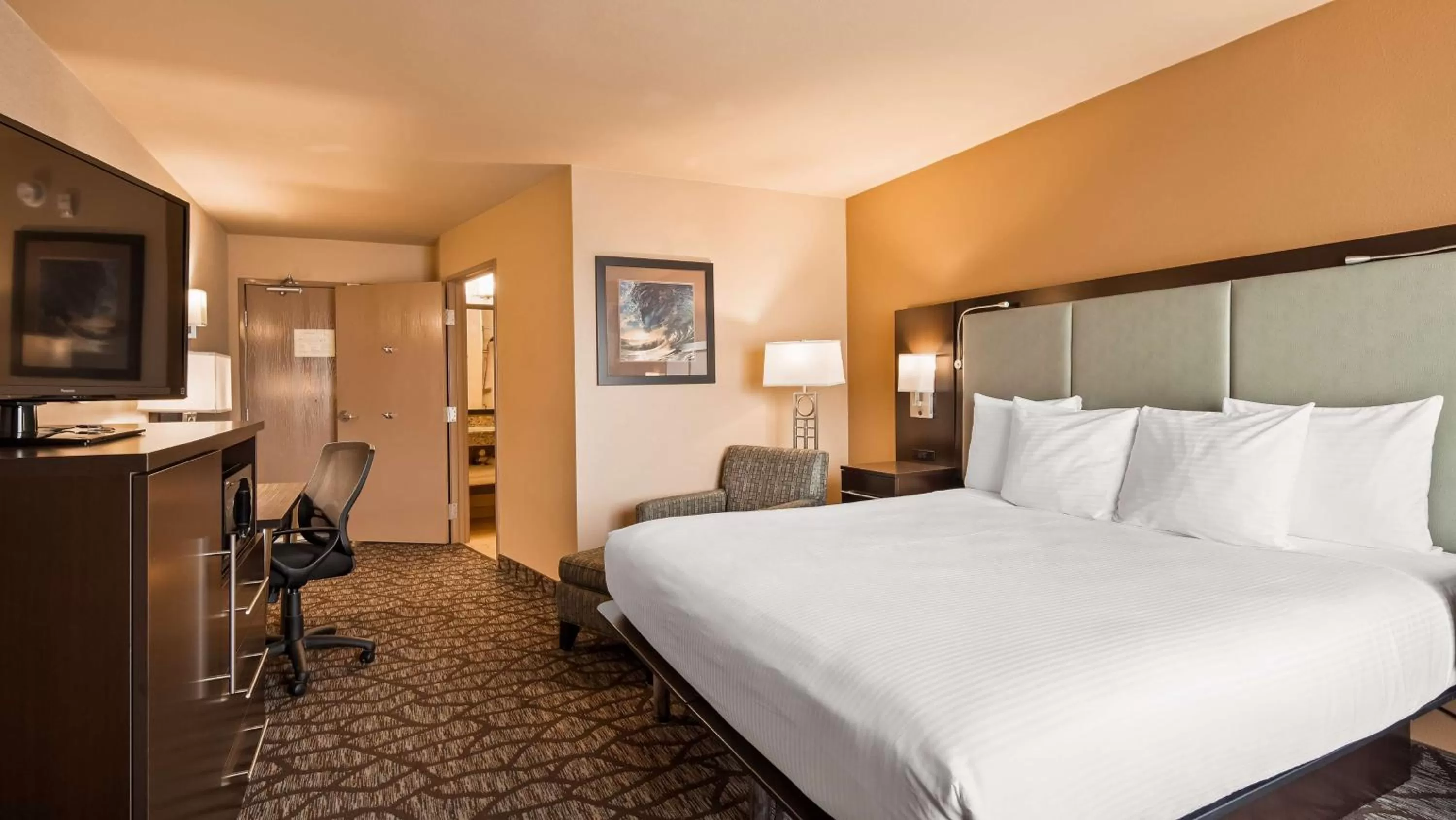 King Room with Roll-In Shower - Mobility Accessible/Communication Assistance/Non-Smoking in Best Western Plus Oceanside Palms