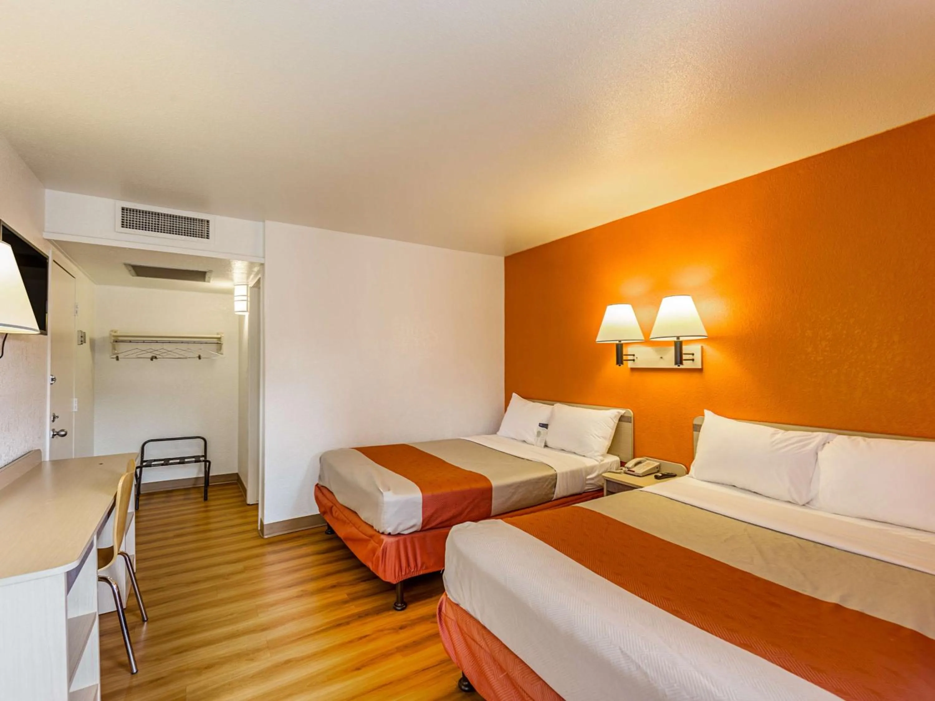 Deluxe Quadruple Room - single occupancy - Non-Smoking in Motel 6-Yreka, CA