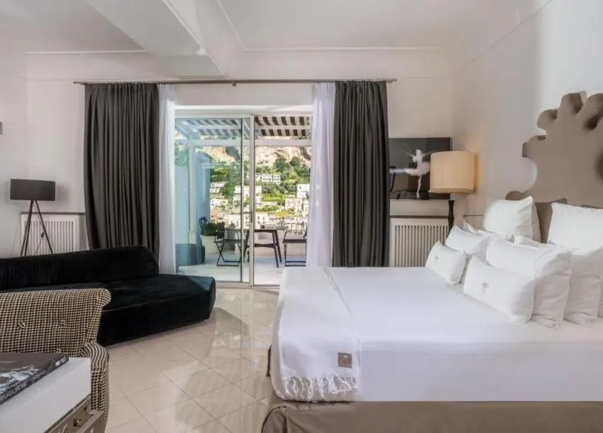 Deluxe Junior Suite with Terrace and Lateral Sea View in Hotel Villa Franca