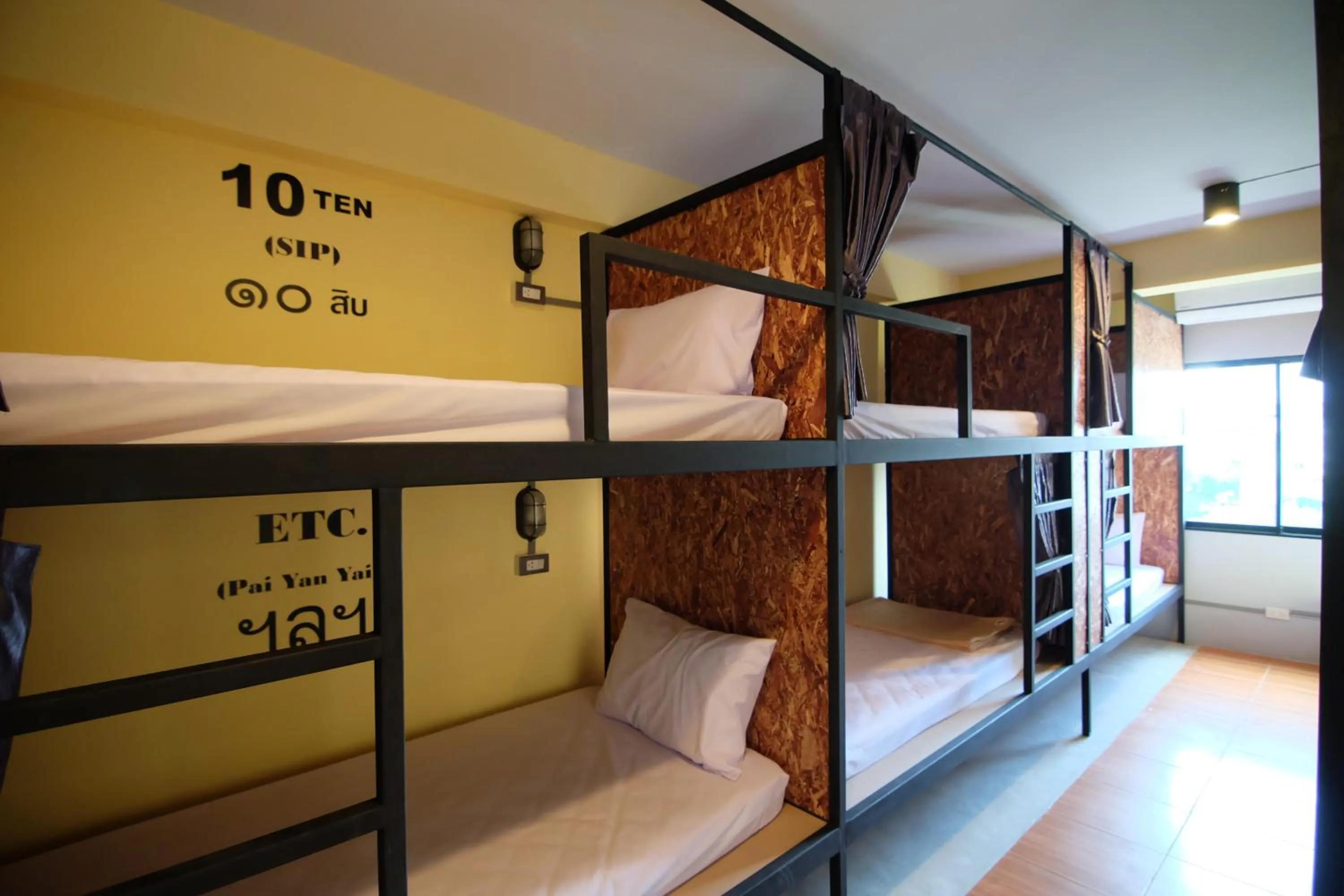Bed in 10-Bed Mixed Dormitory Room in Hide Bangkok Hostel