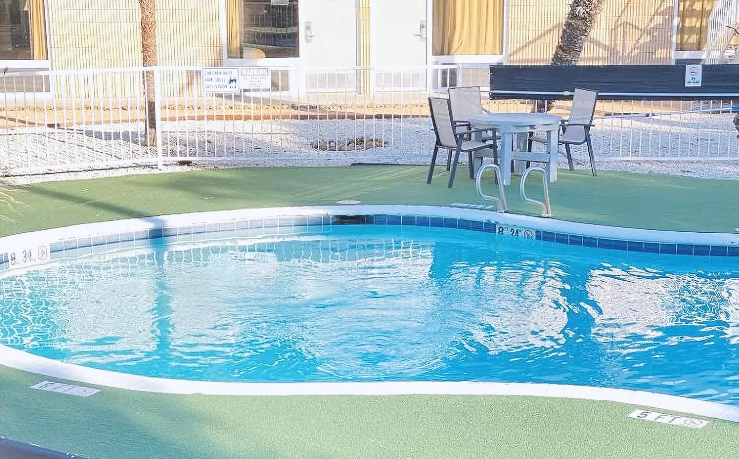 Swimming pool in Budget Inn Beeville