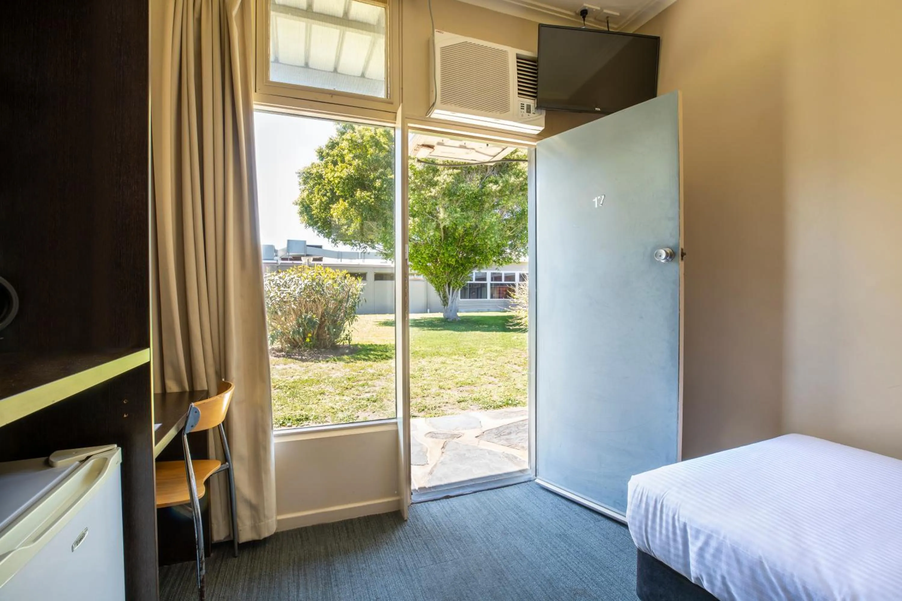 Bedroom, Bed in Links Hotel