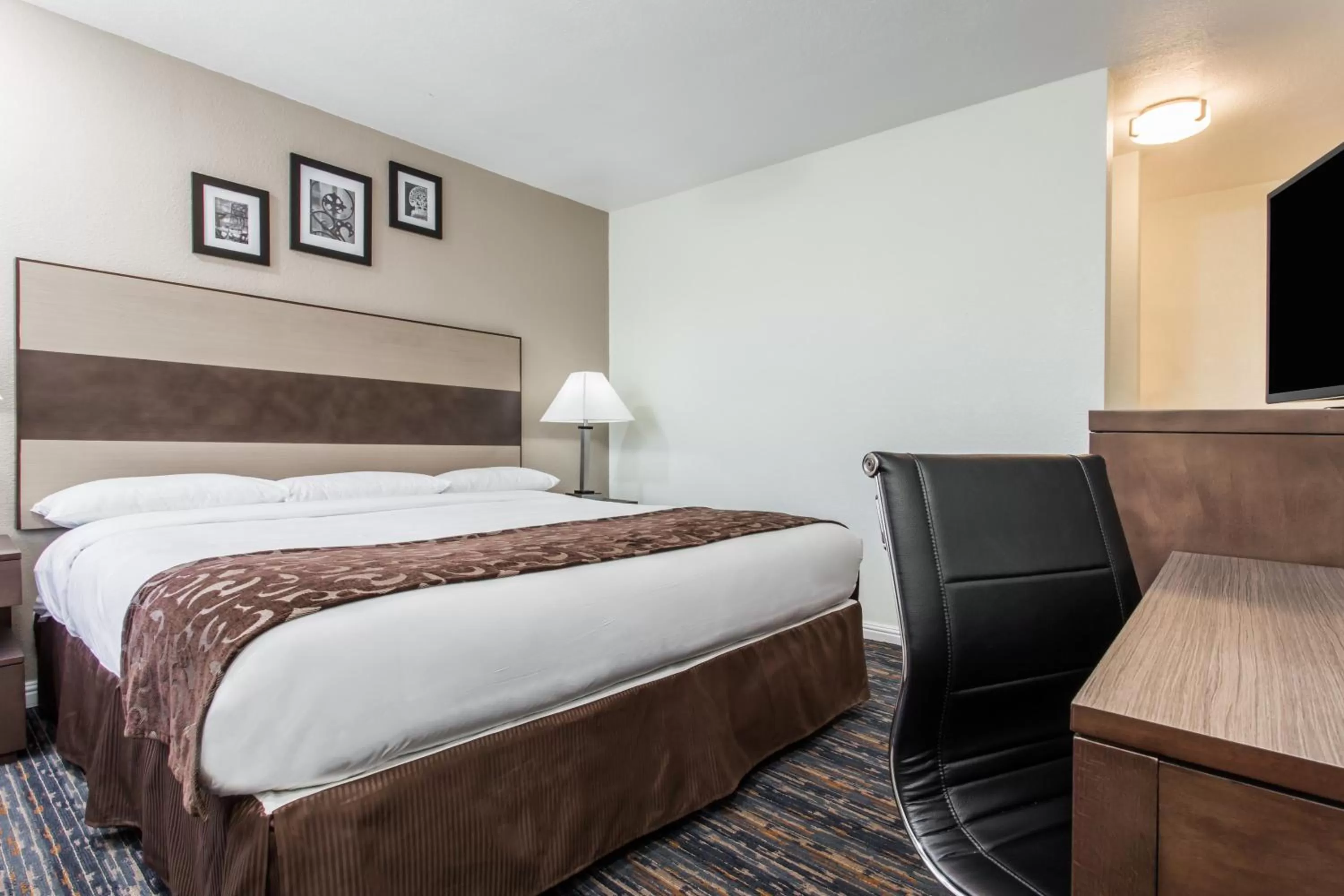 King Room - Non-Smoking in Howard Johnson By Wyndham Berkeley