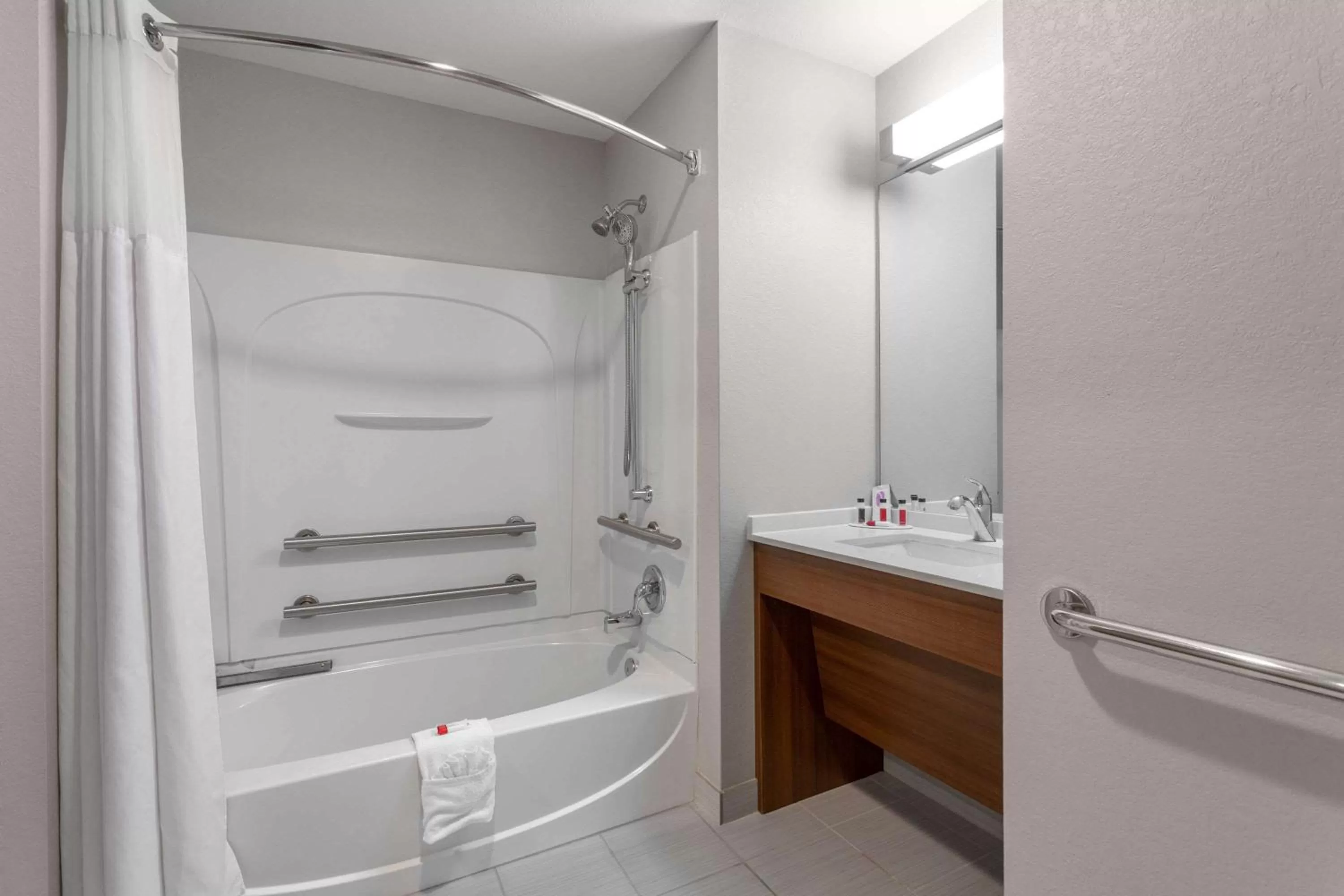 Queen Room with Bath Tub - Mobility Accessible/Non-Smoking in Microtel Inn & Suites by Wyndham Niagara Falls