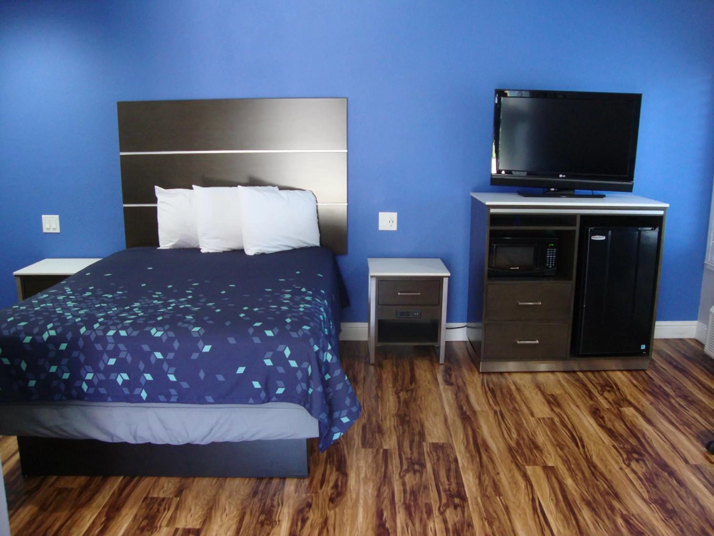 Queen Room - Disability Access in Oasis Inn Sacramento- Elk Grove