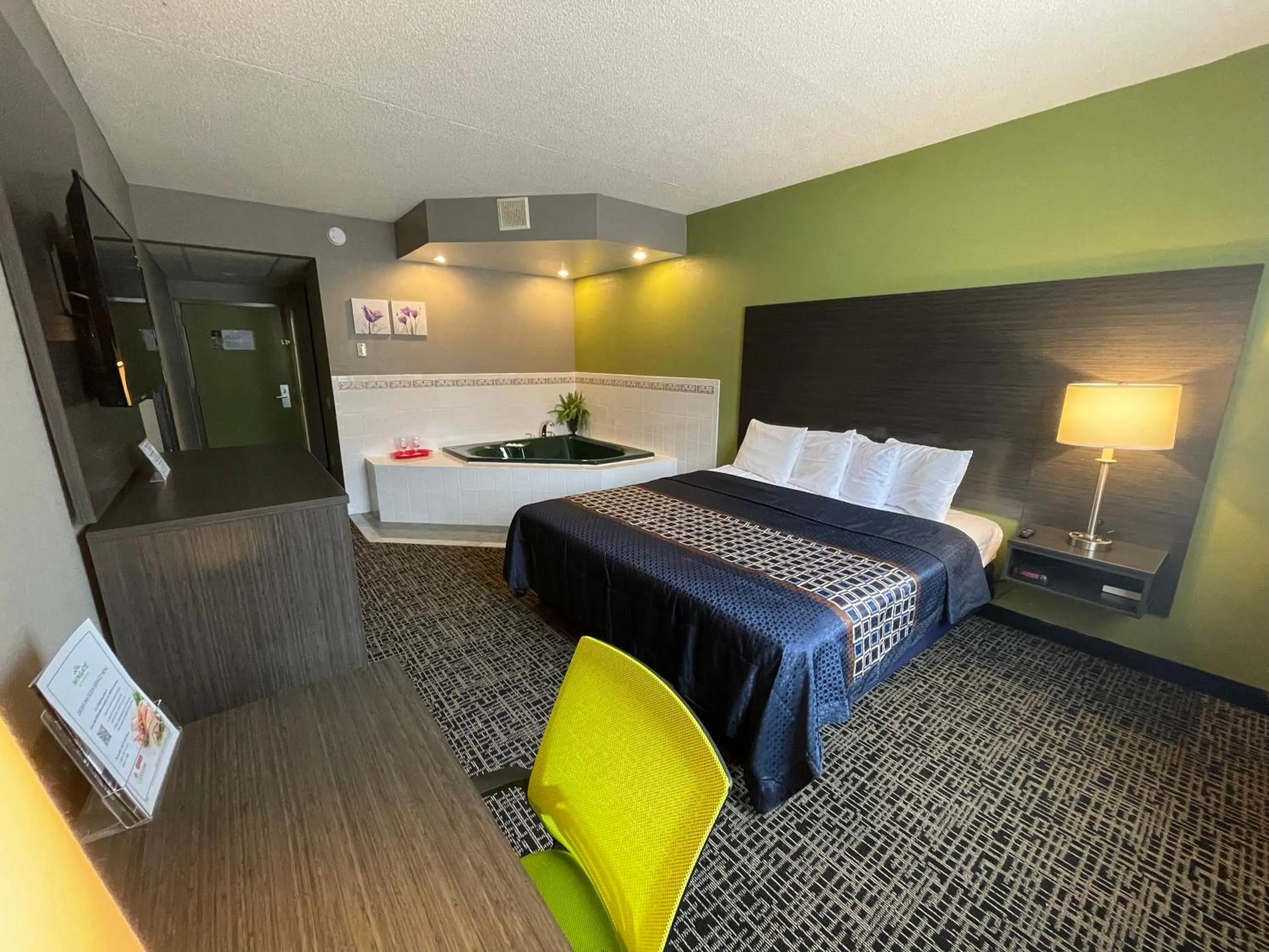 King Suite with Spa Bath - Non-Smoking in Wingate by Wyndham Lake George