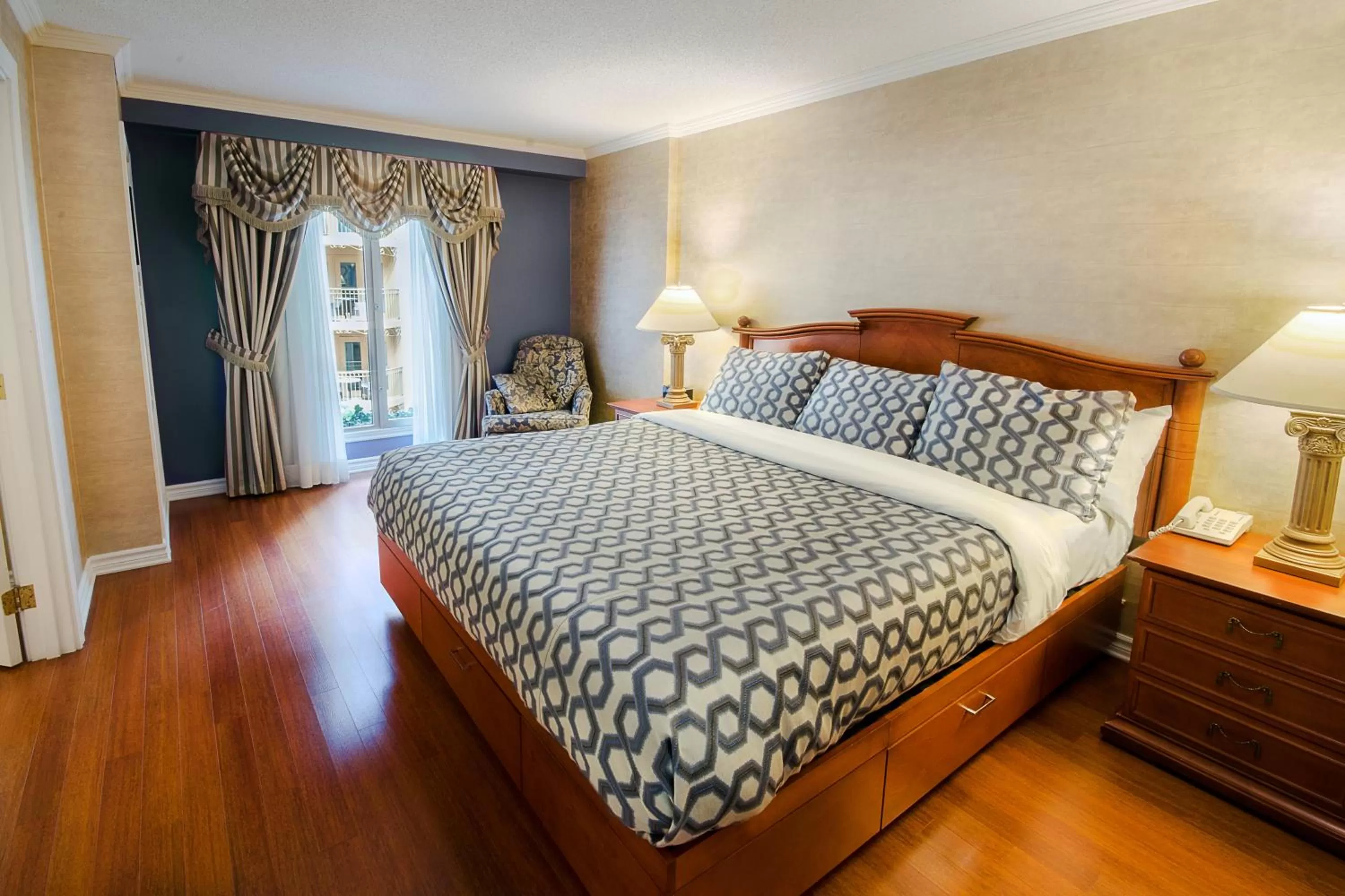 Interior Garden Balcony Suite, 1 King Bed wih Sofa-Bed in Hôtel Palace Royal Centre-Ville Québec par JARO