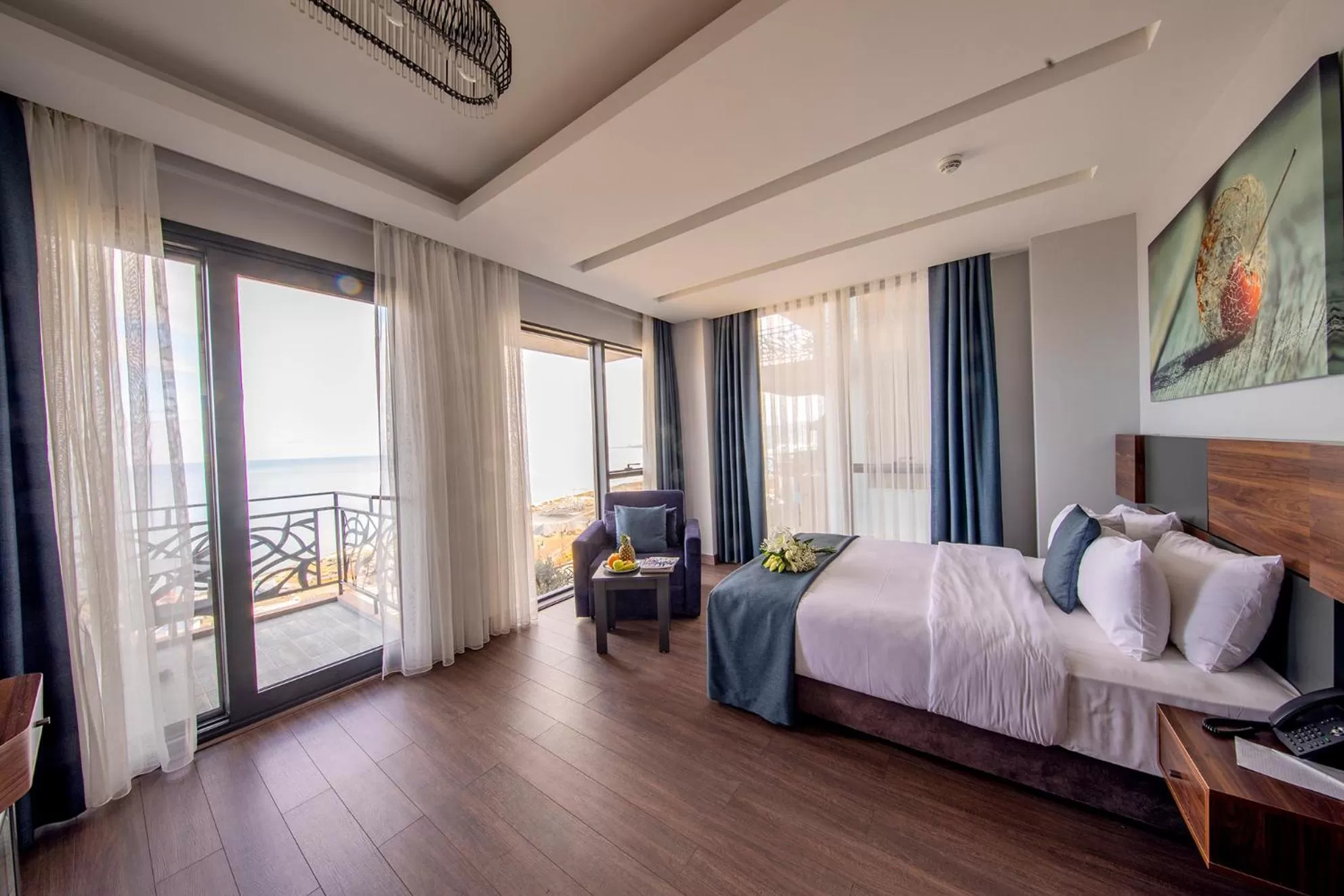 Deluxe Room with Balcony and Sea View in Peerless Villas Hotel