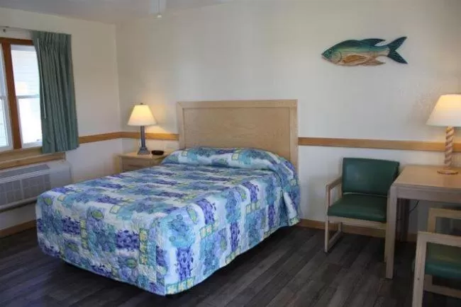 Queen Room with Pool View - single occupancy in Pony Island Inn