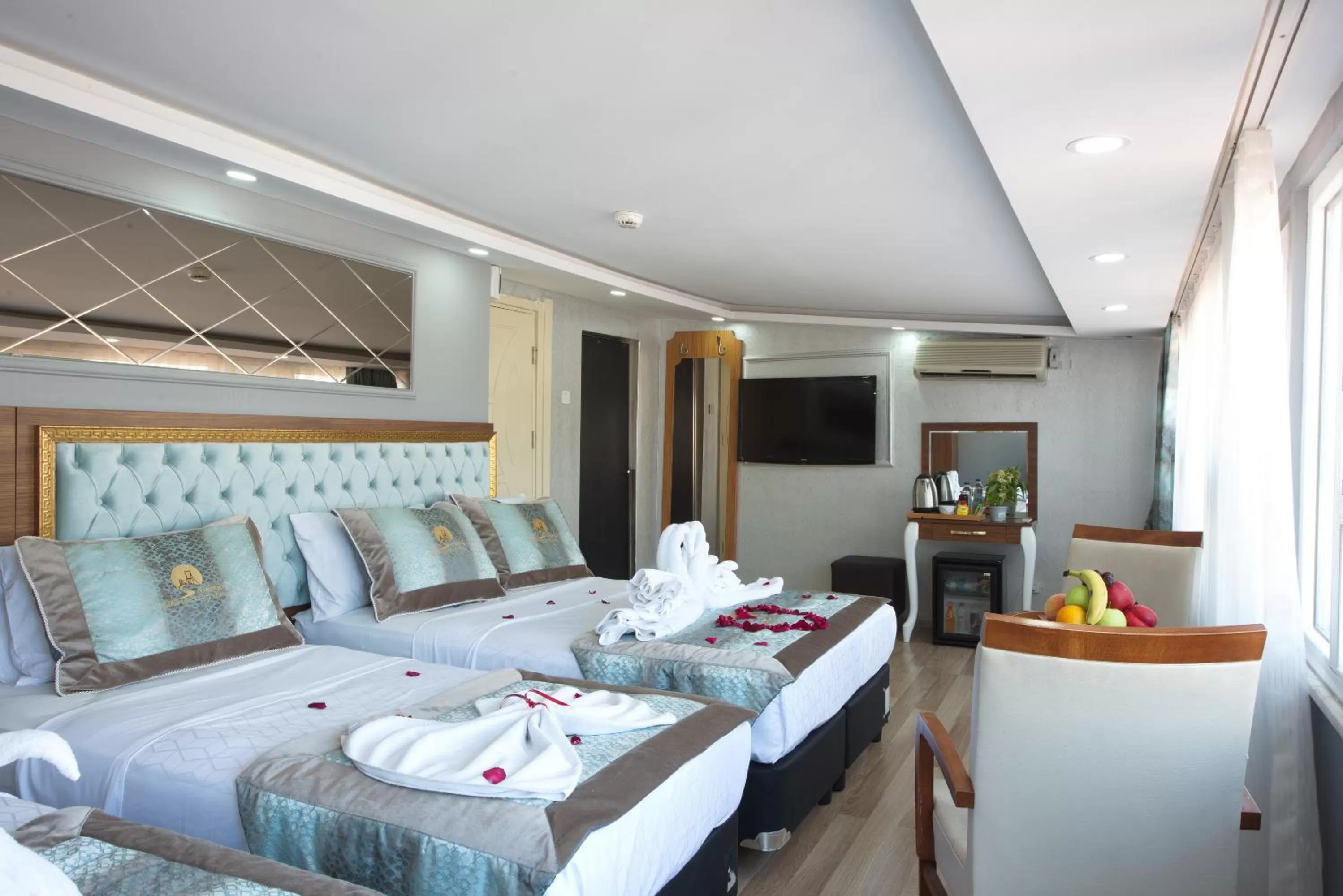 Quadruple Room with Sea View in Istanbul Sirkeci Hotel