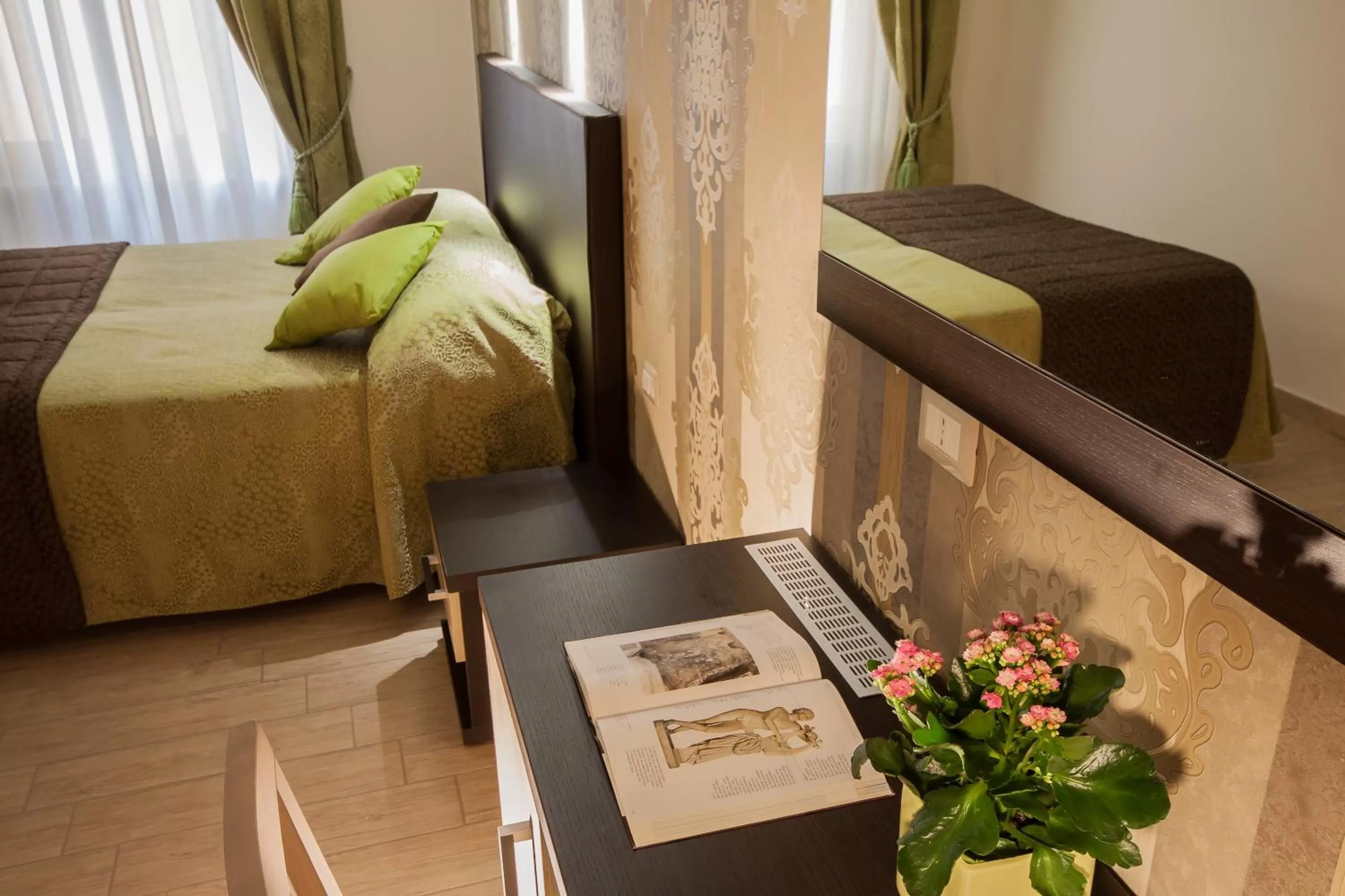 Two Connecting Rooms in Rome Kings Suite