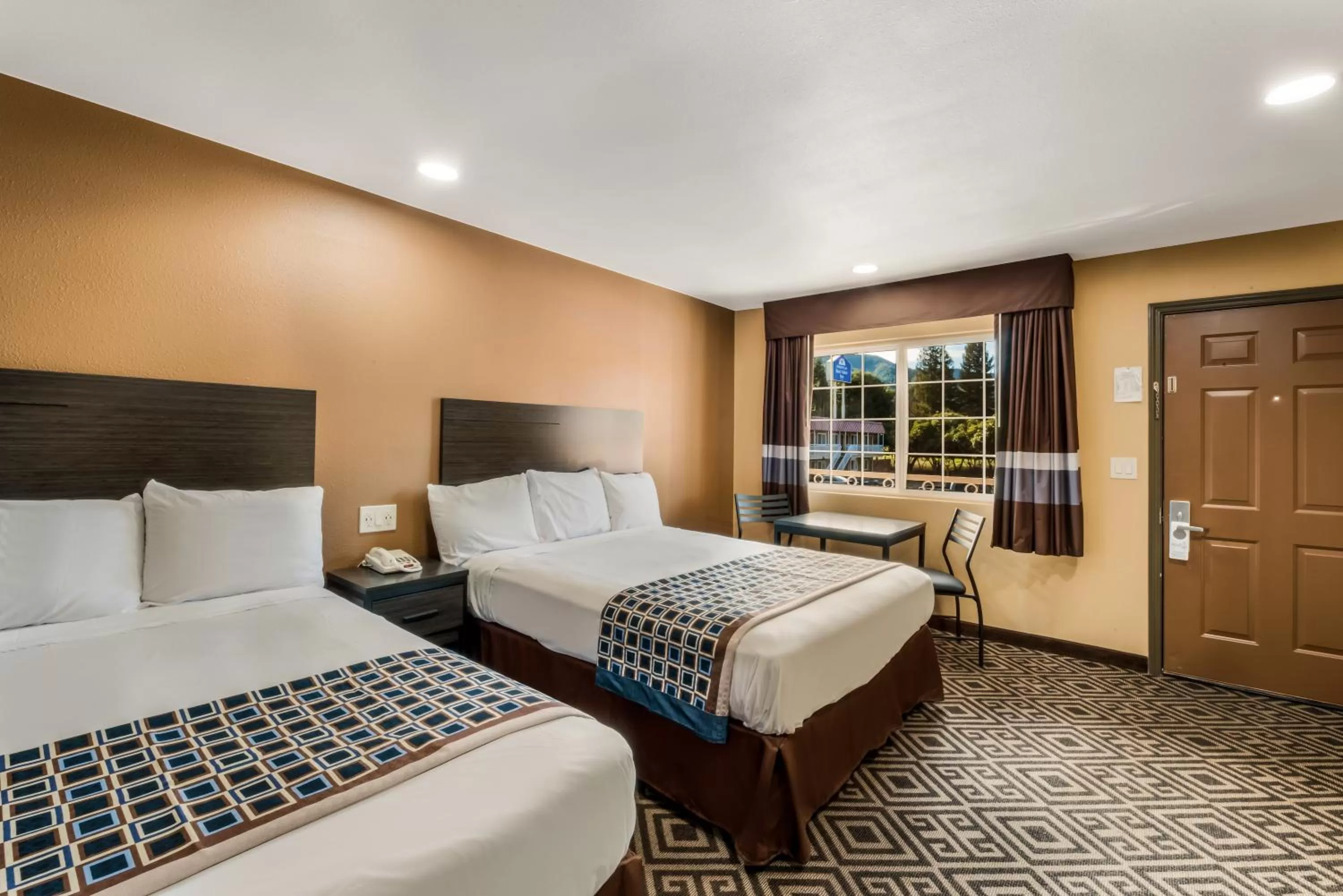 Queen Room with Two Queen Beds - Smoking in Americas Best Value Inn - Ukiah