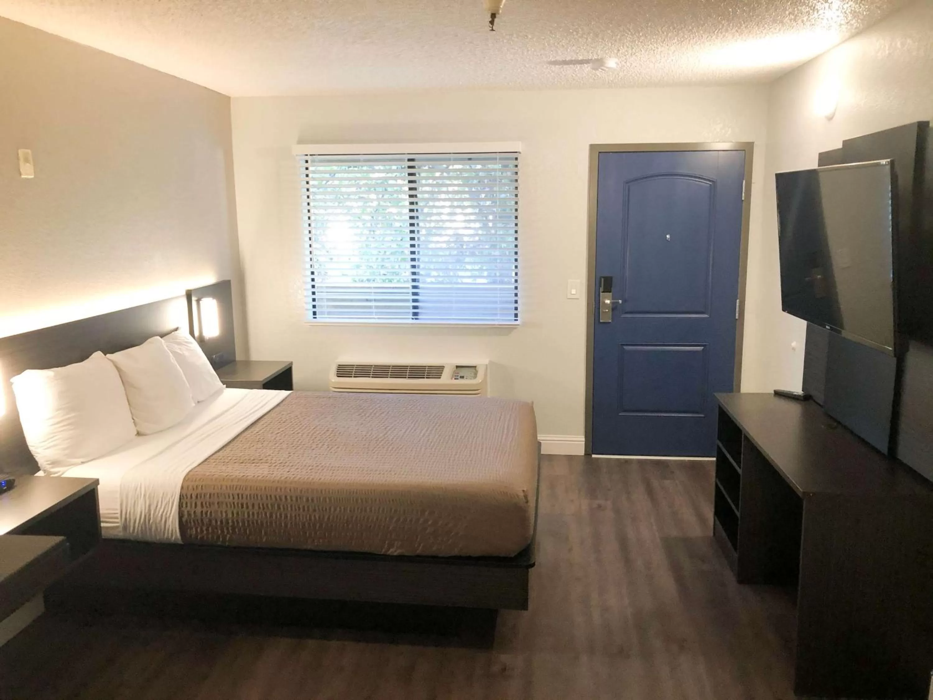 King Room with Roll-in Shower - Disability Access - Non-Smoking in Motel 6 Sacramento CA Natomas