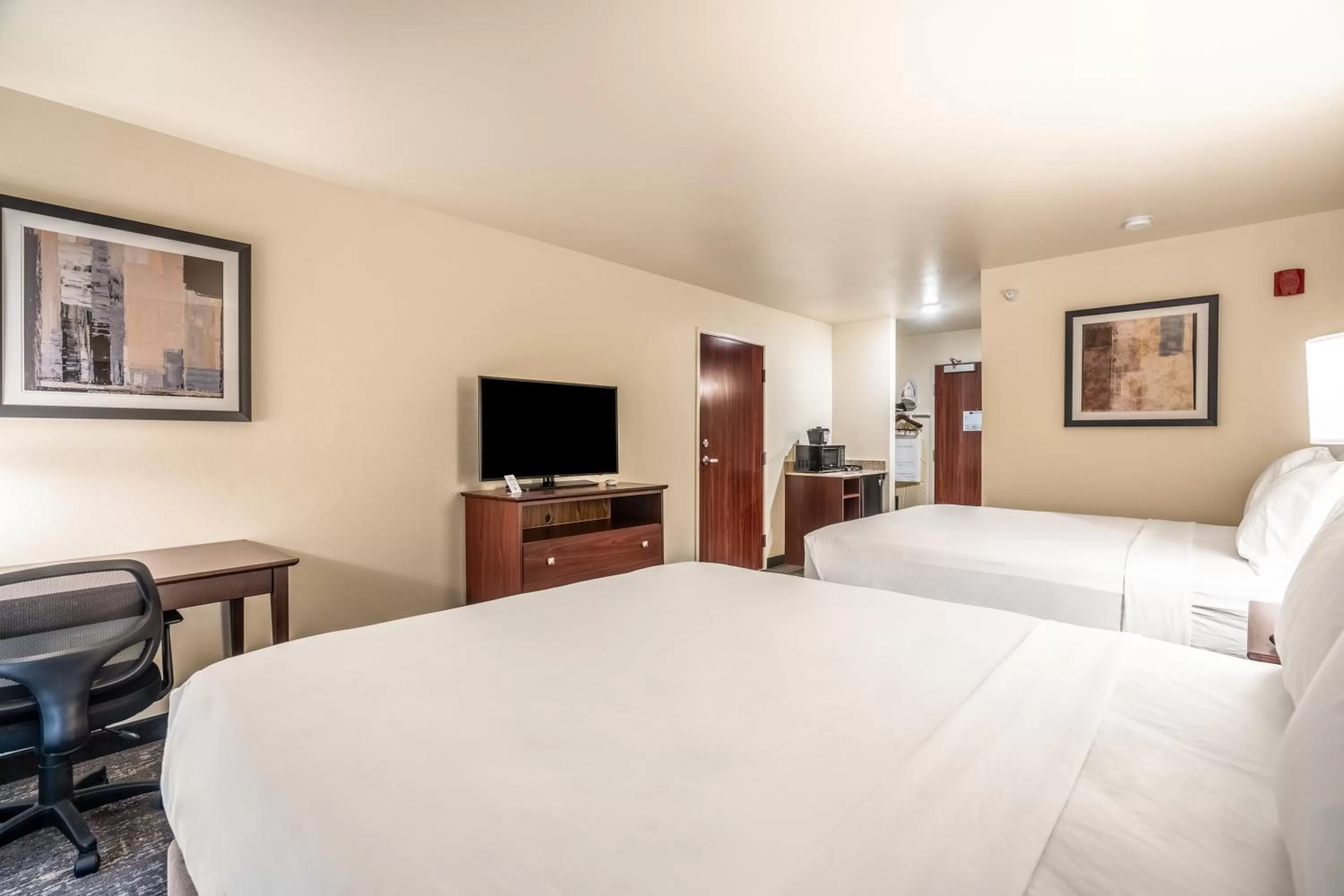 Quadruple Room in Cobblestone Hotel & Suites - Newport
