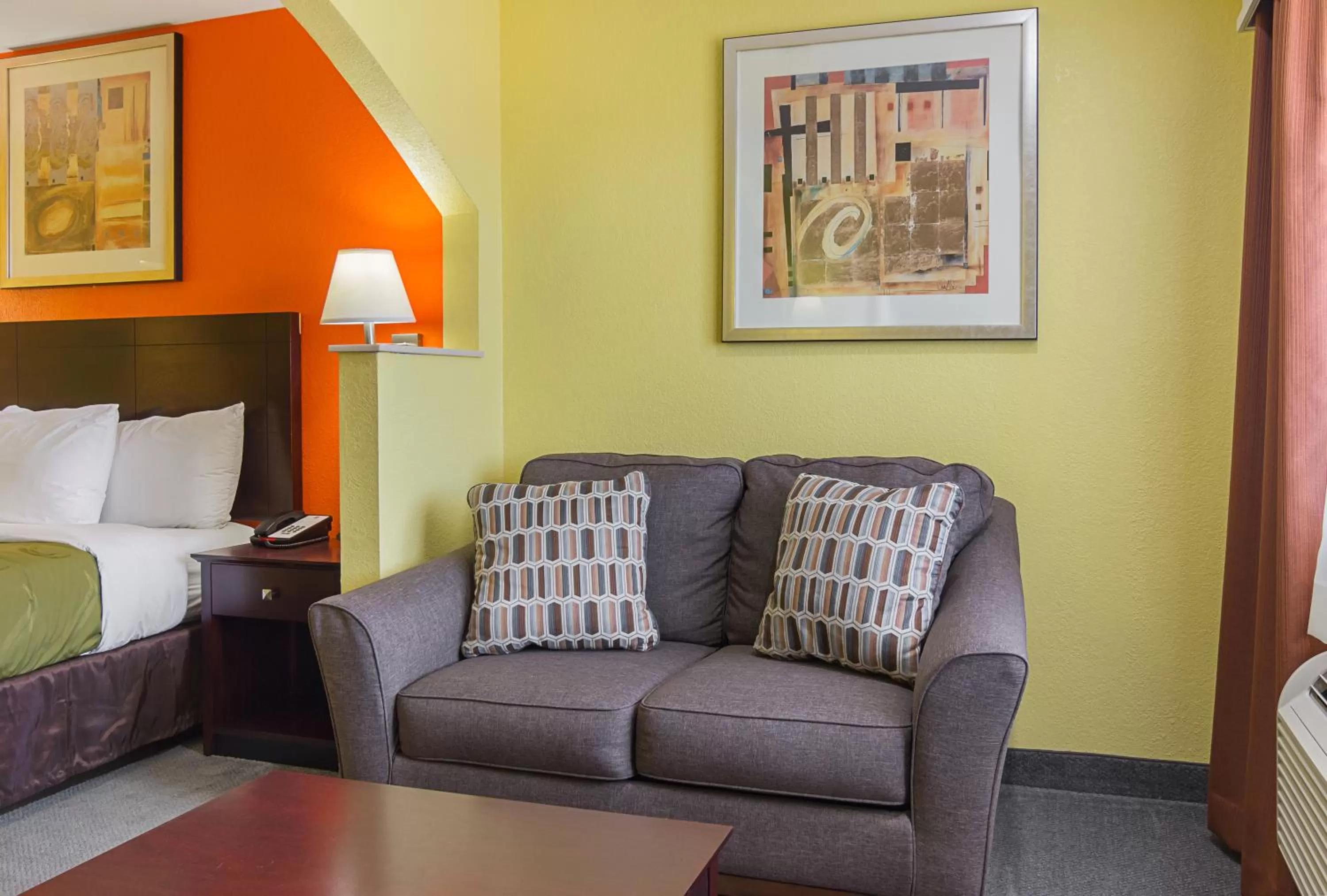 Seating area, Bed in Quality Inn Carthage