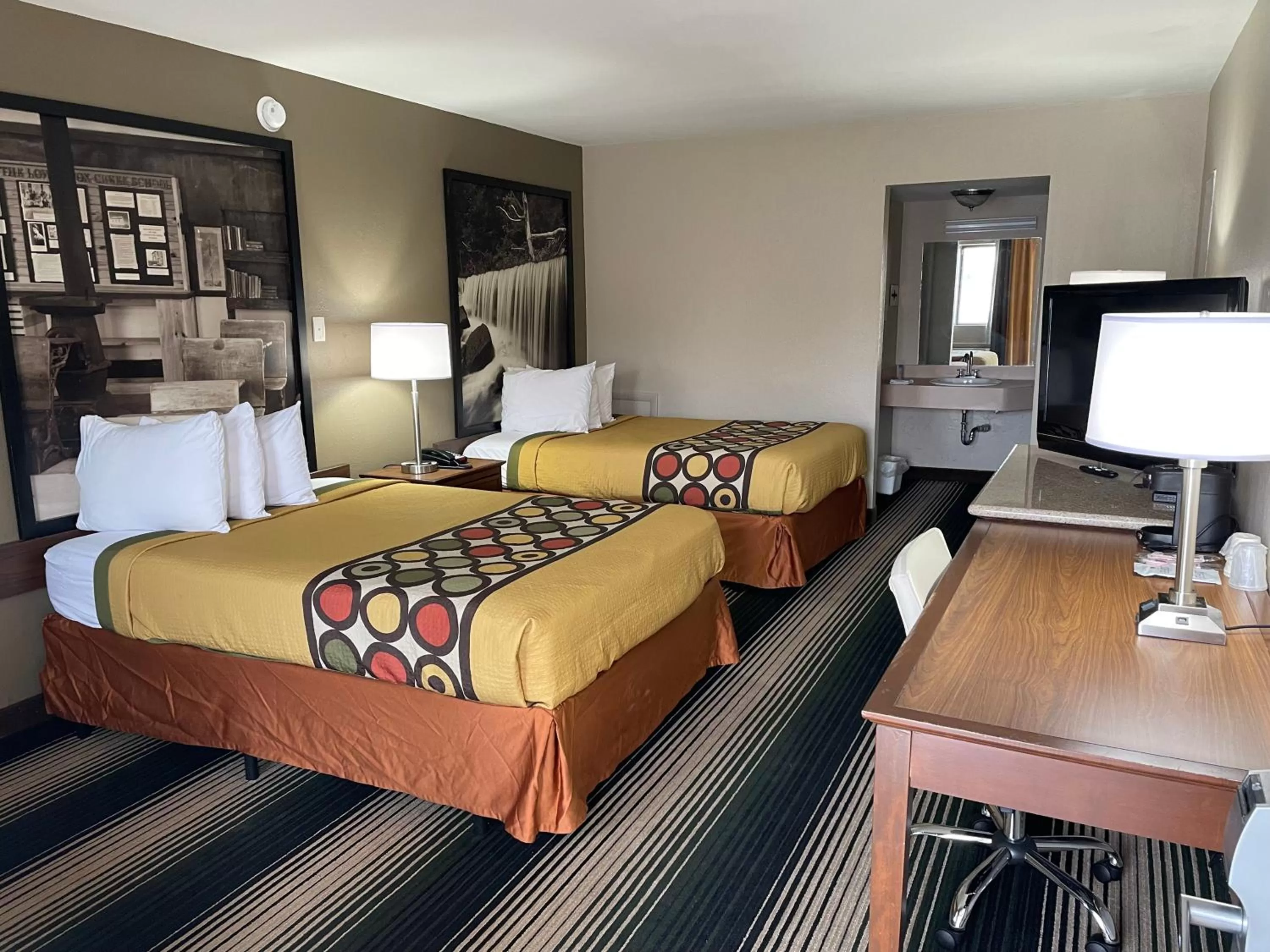 Deluxe Double Room on First Floor - Disability Access/Non-Smoking in Super 8 by Wyndham Junction City