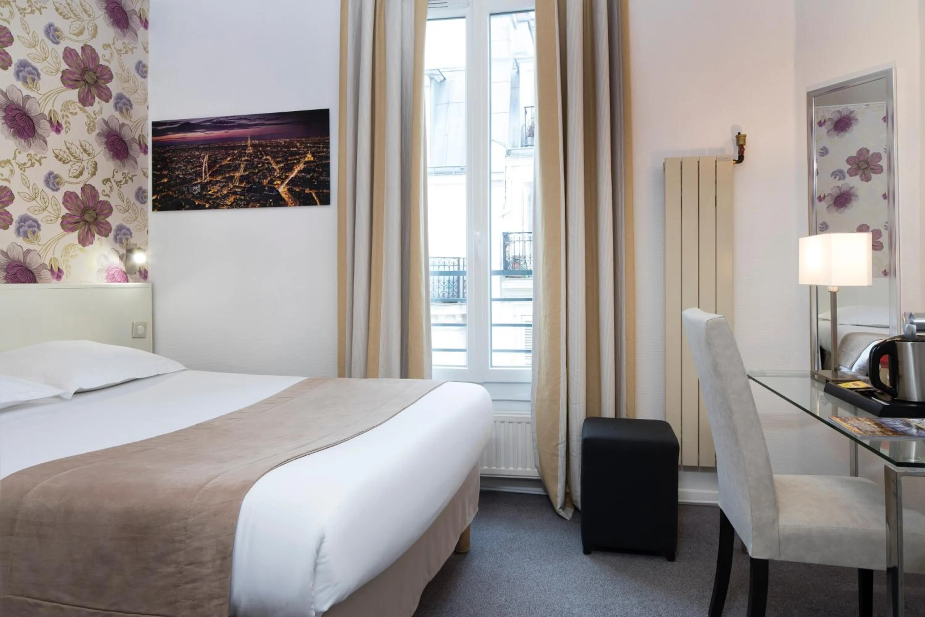 Photo of the whole room, Bed in Hôtel Soft