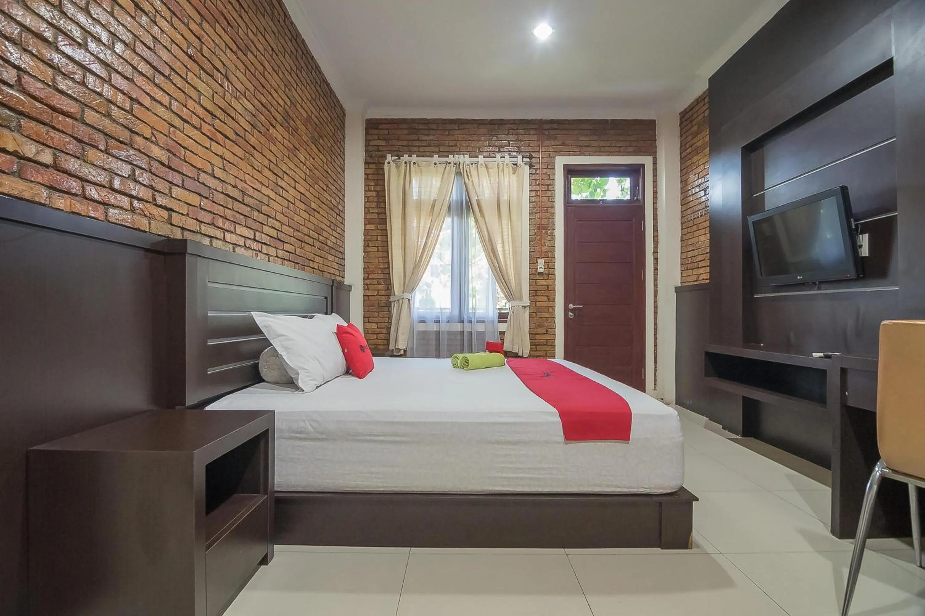 RedDoorz Plus near Cambridge City Square 2 Medan