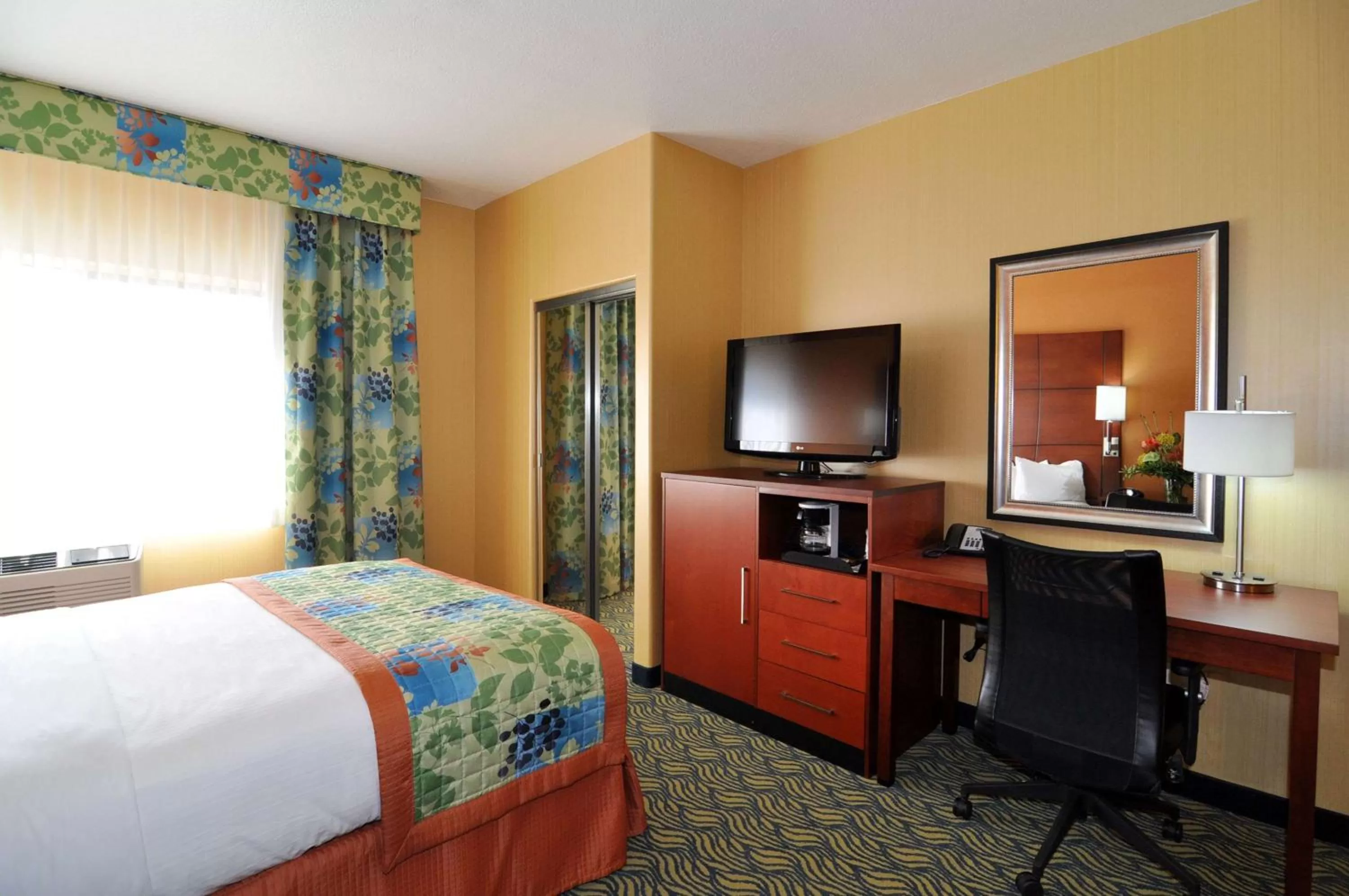 Queen Room with Roll-In Shower - Disability Access/Non-Smoking in Best Western PLUS Fresno Inn