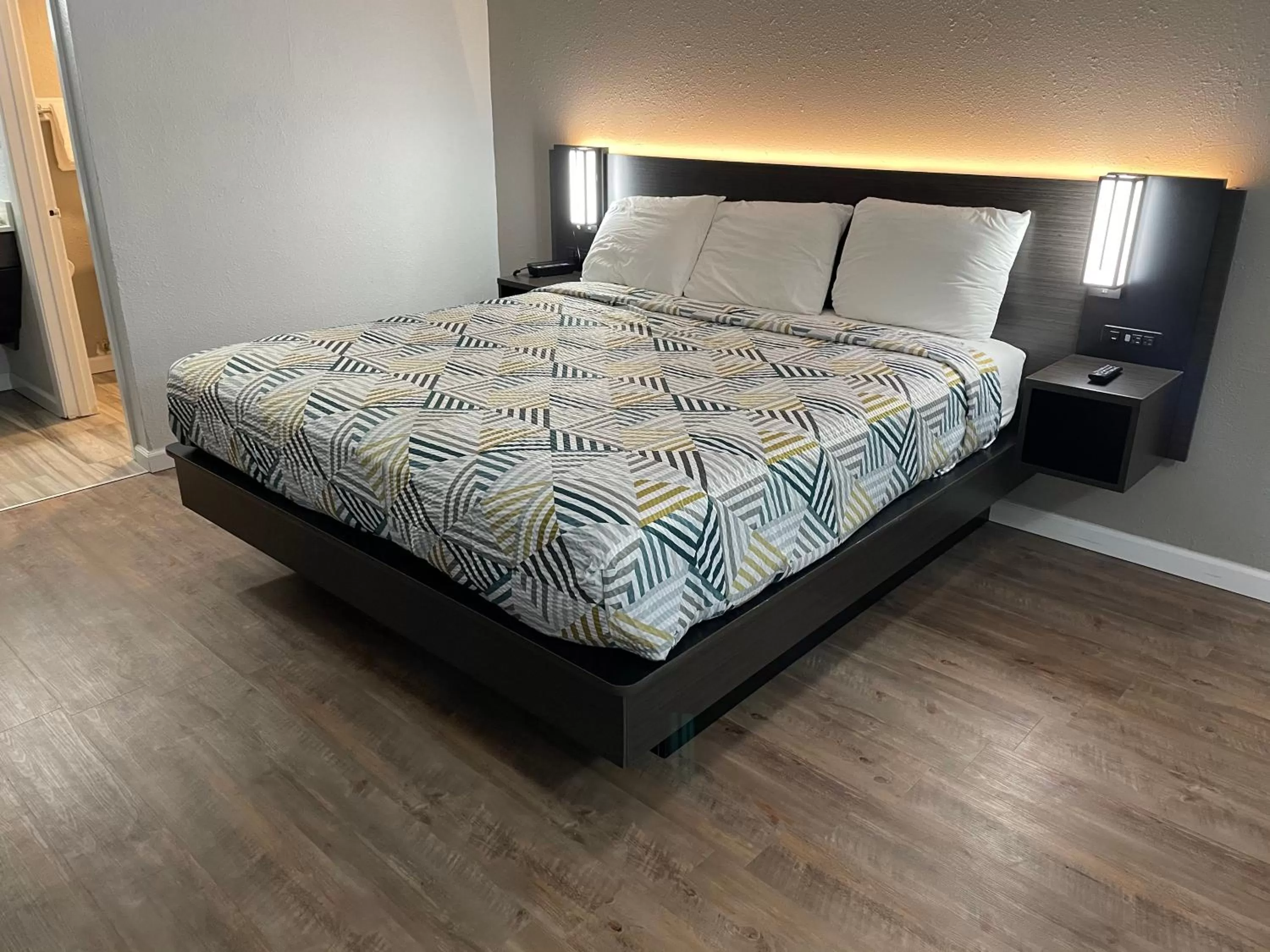 Deluxe King Room - Smoking in Studio 6 Vicksburg, MS- Downtown