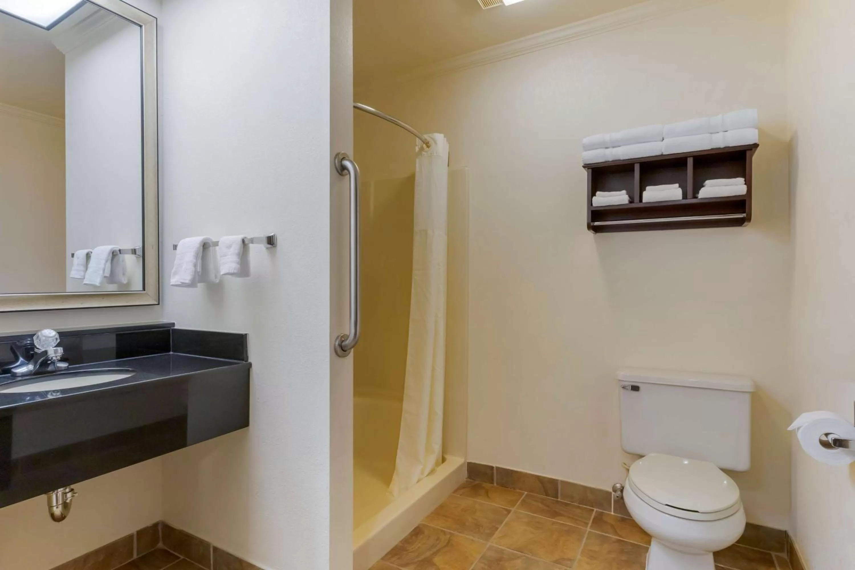 King Suite with Spa Bath - Non-Smoking in Best Western Davison Inn