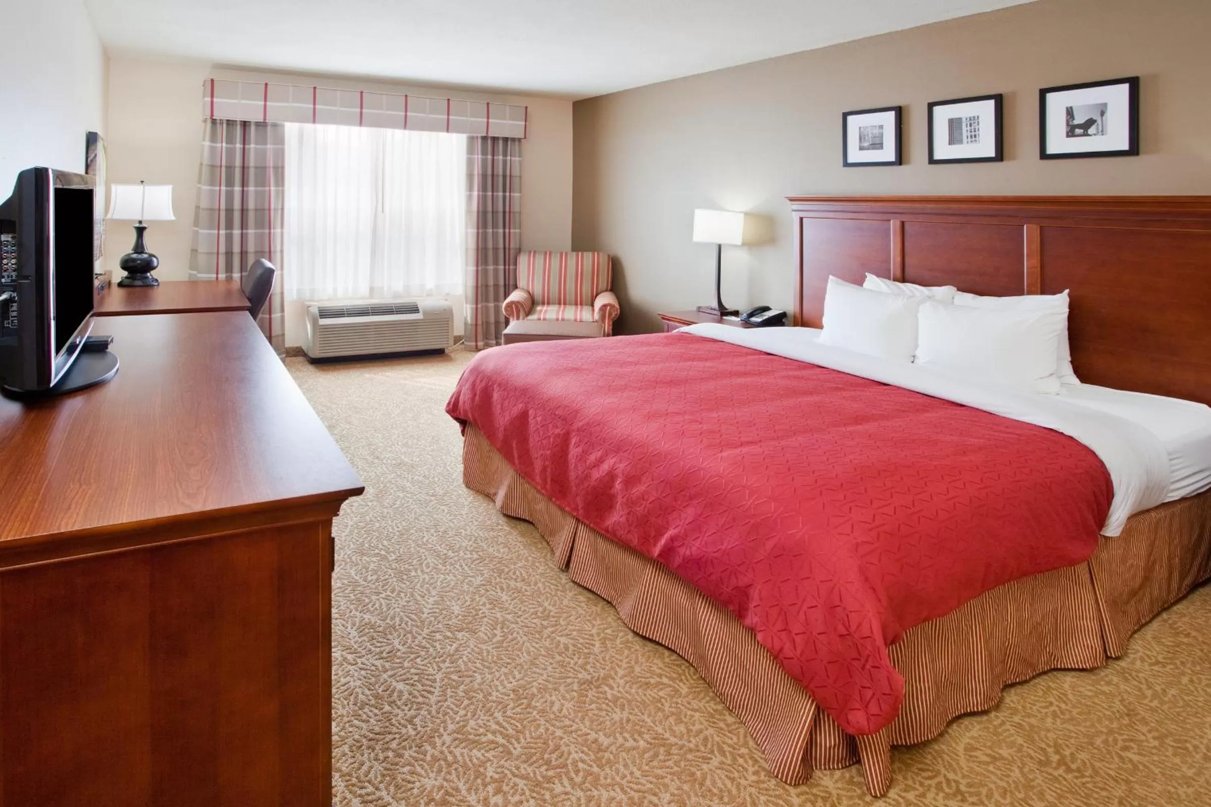 Executive King Room with Roll-In Shower - Non-Smoking in Baymont Inn & Suites by Wyndham Morrow - Atlanta I-75 South