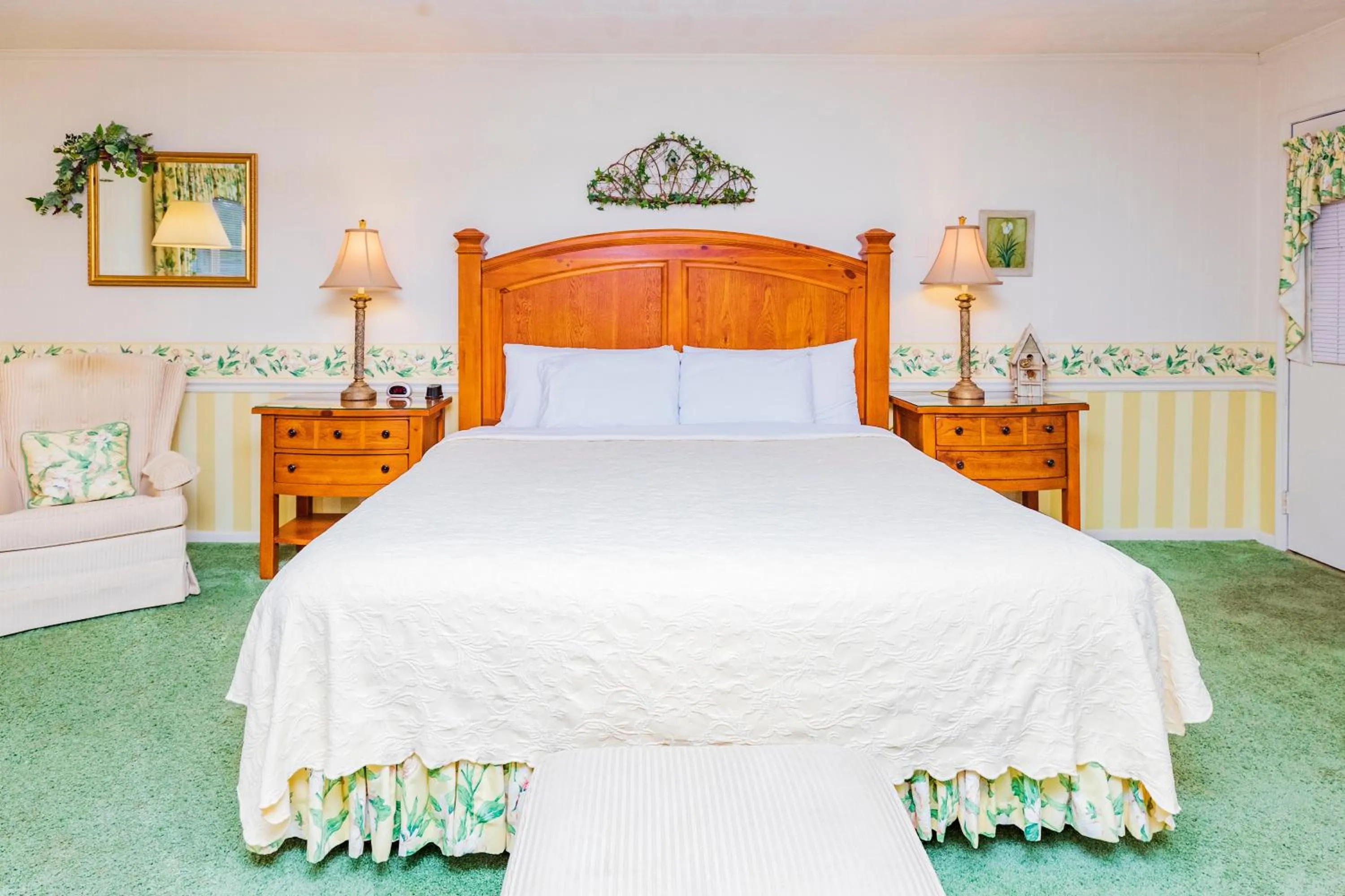 Deluxe King Room in Azalea Garden Inn