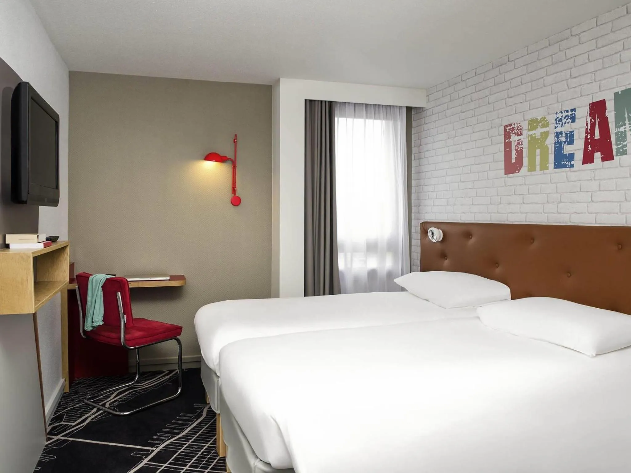 Standard Twin Room in ibis Styles Chartres Métropole