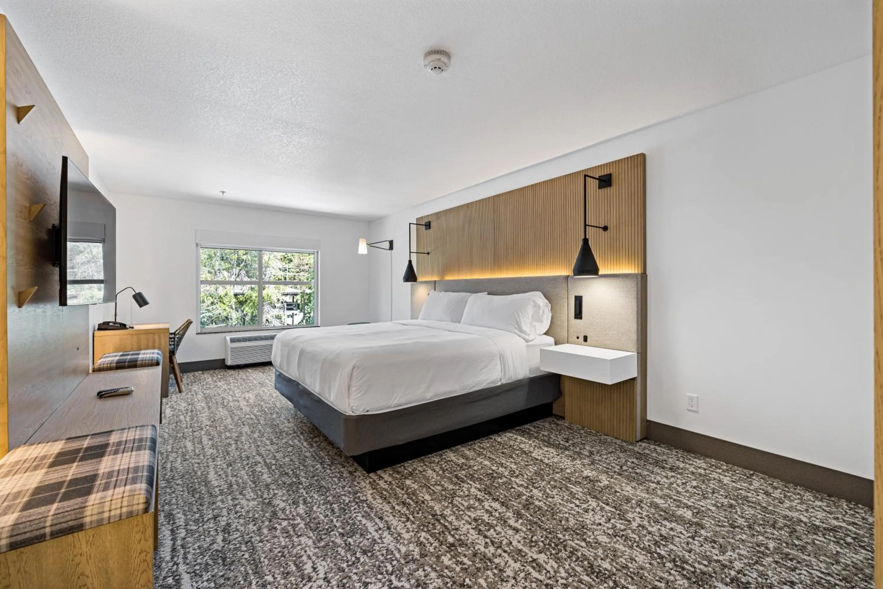 Deluxe King Room in The Evergreen Hotel