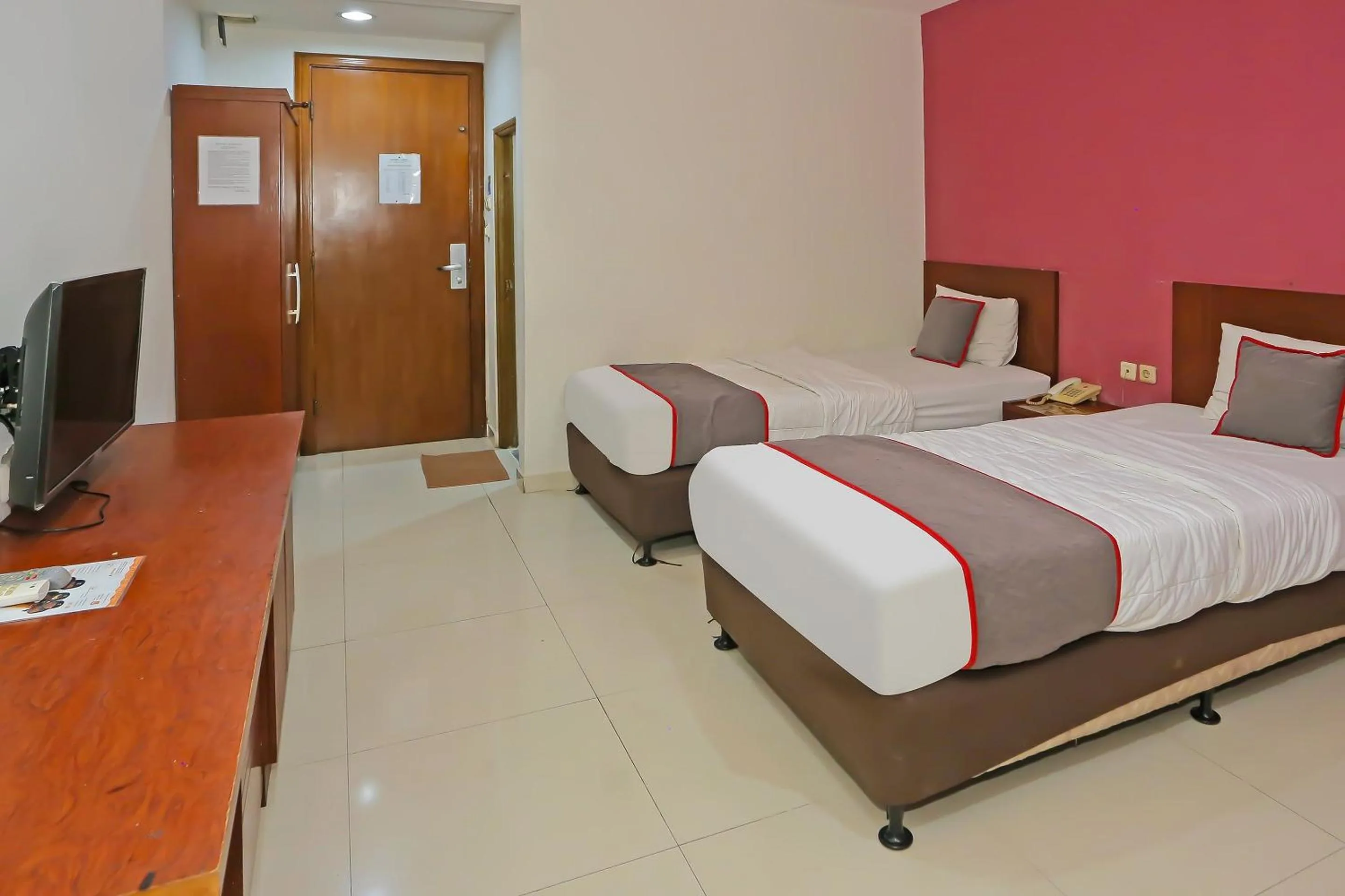 Delxue Twin Room in Townhouse OAK Hotel Fiducia Pasar Minggu