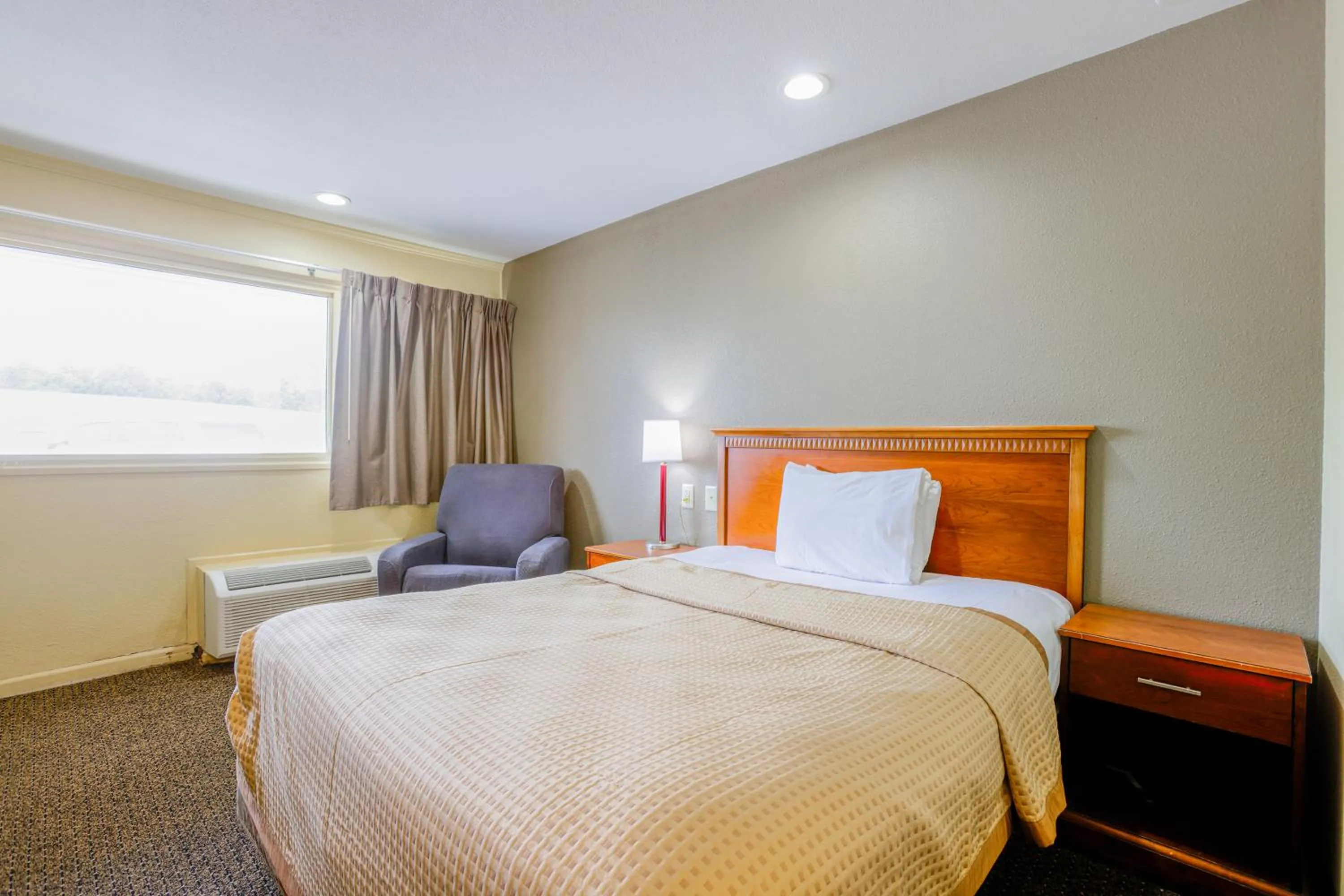 Queen Bed Non-Smoking in Budget Inn By OYO Natural Bridge I-81