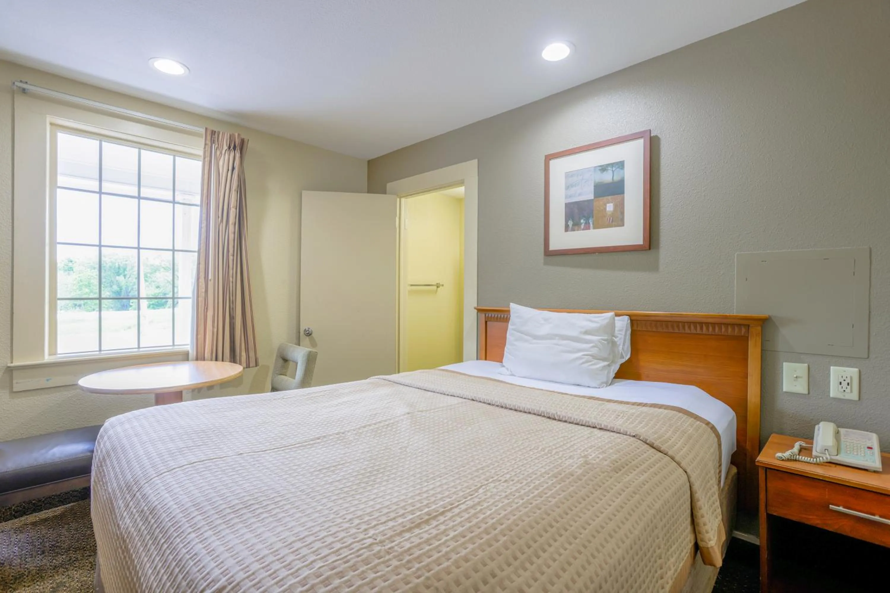 Queen Bed Smoking in Budget Inn By OYO Natural Bridge I-81