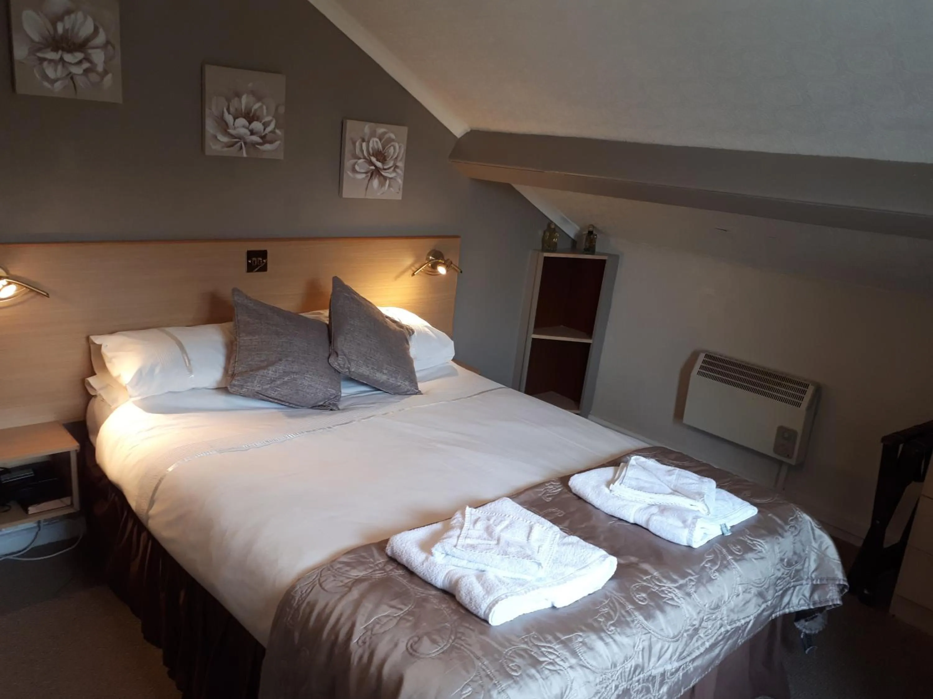 Double Room with Private Bathroom in The George Borrow Hotel