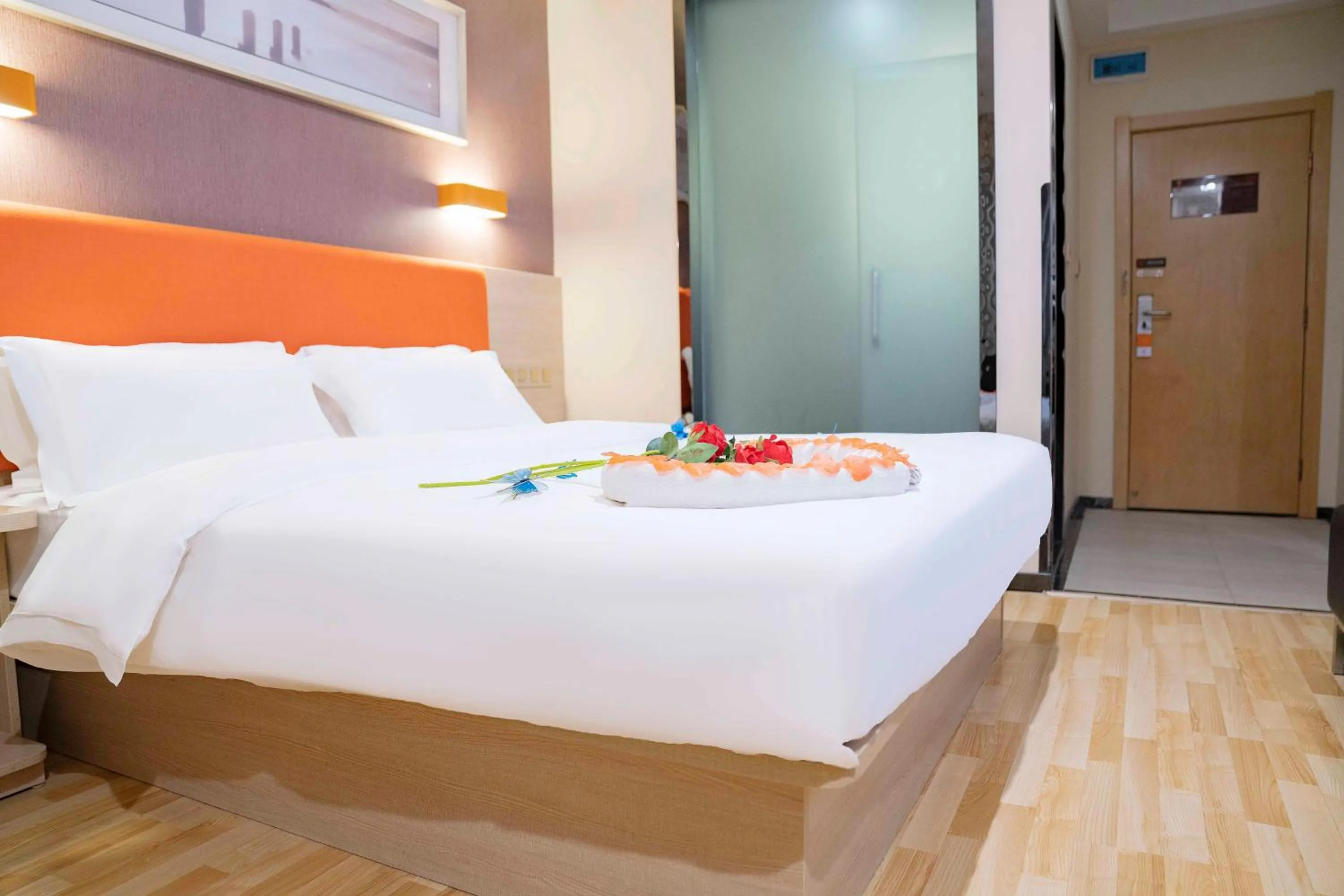 Deluxe King Room in 7 Days Premium - Kunming South High Speed Railway Station University Town Metro Station