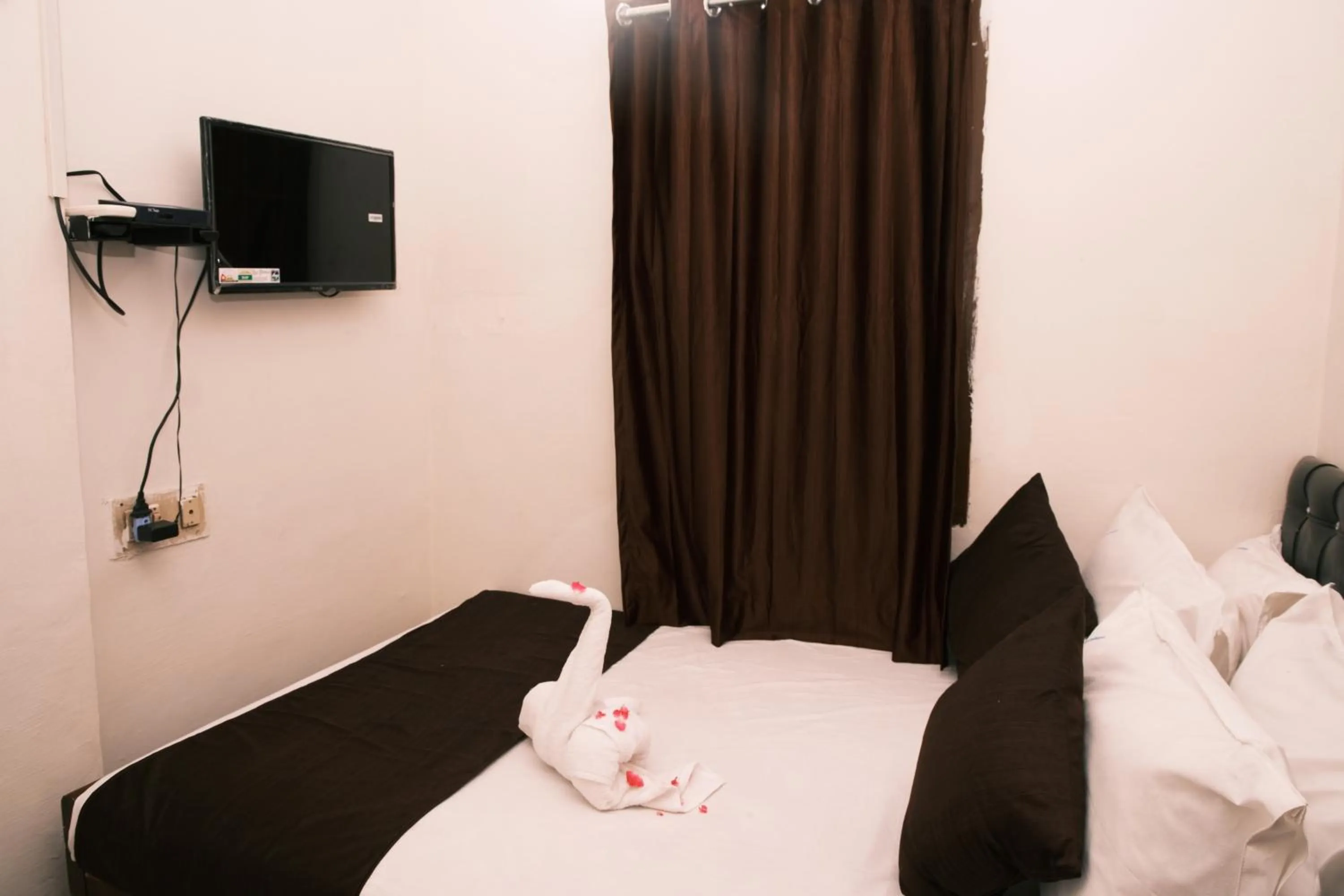 Deluxe Double Room in Aum Karthikeya Residency - Near Chennai Railway Station