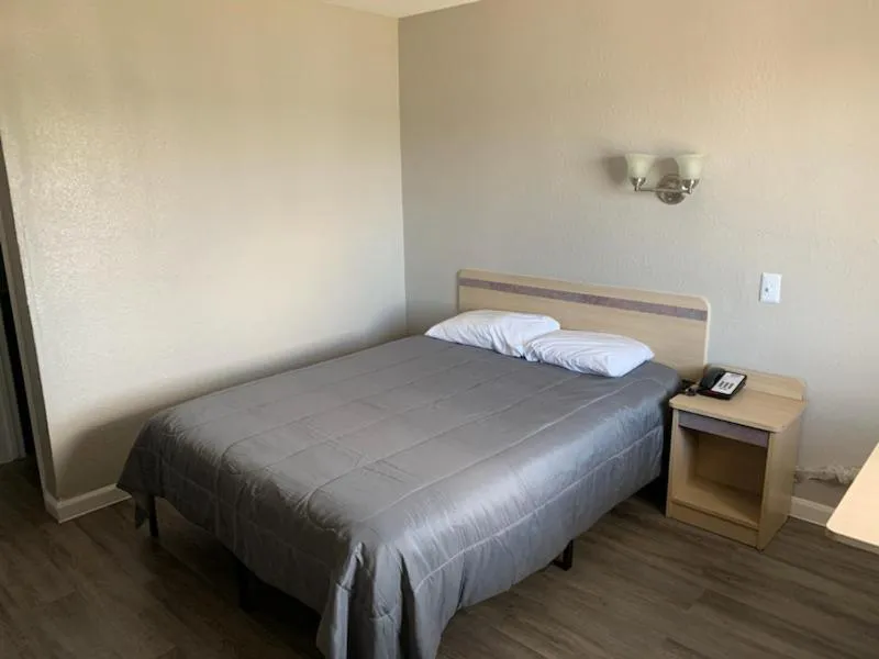 Standard Single Room in Loyalty Inn Columbus