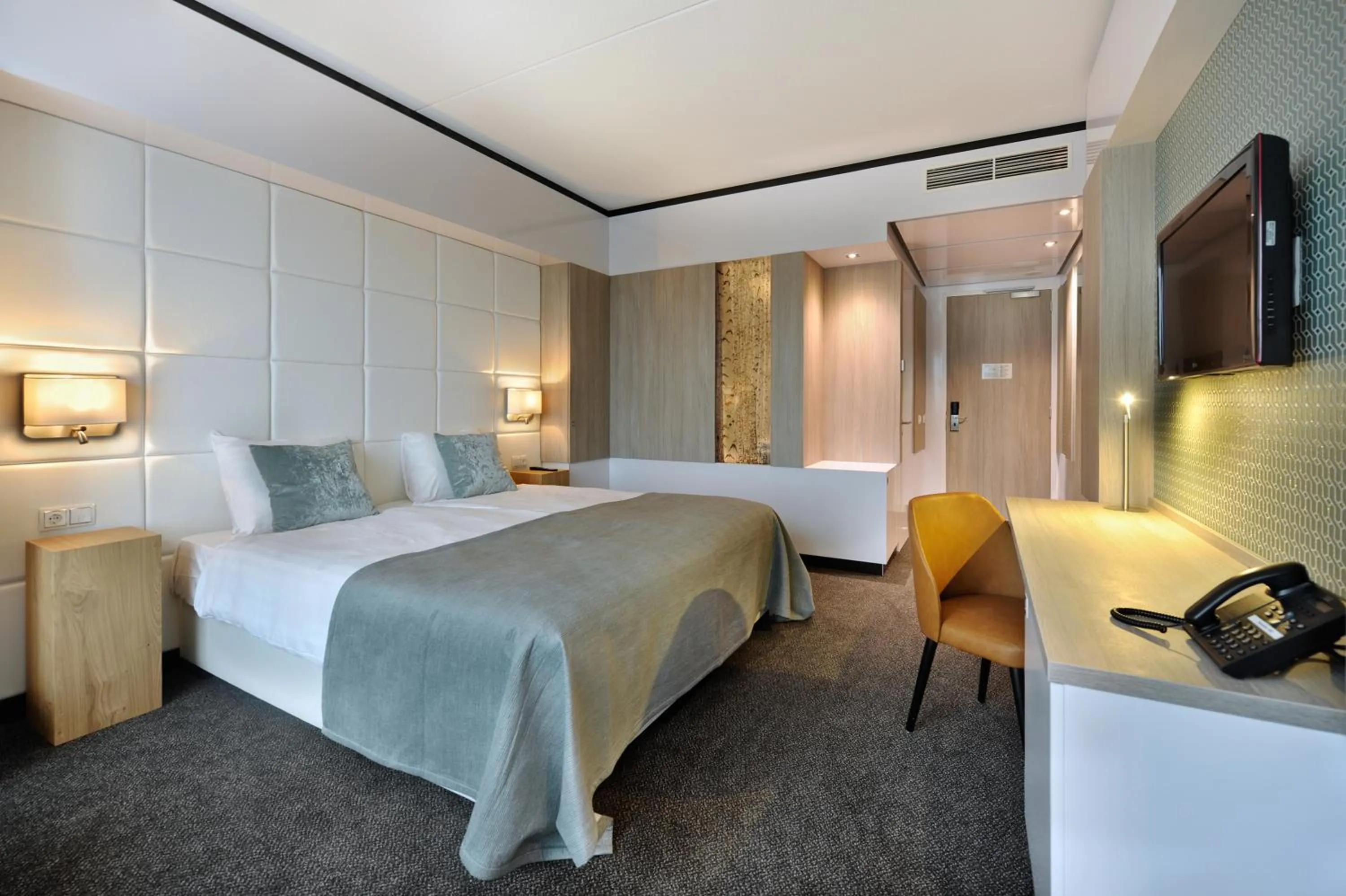 Deluxe Double Room in Van der Valk Hotel Tiel