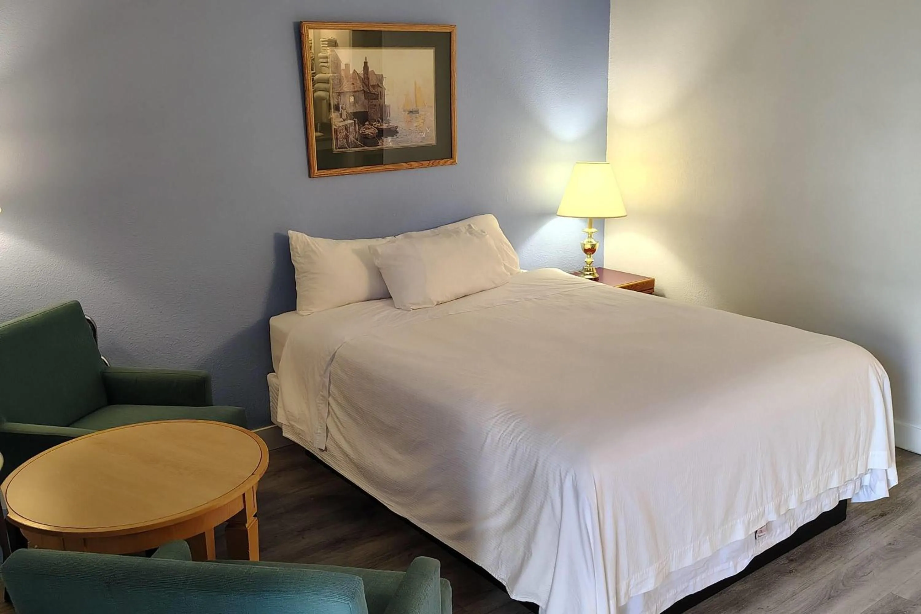 One-Bedroom Deluxe Queen Suite with Two Queen Beds - Non-Smoking in Super 8 by Wyndham Sicamous